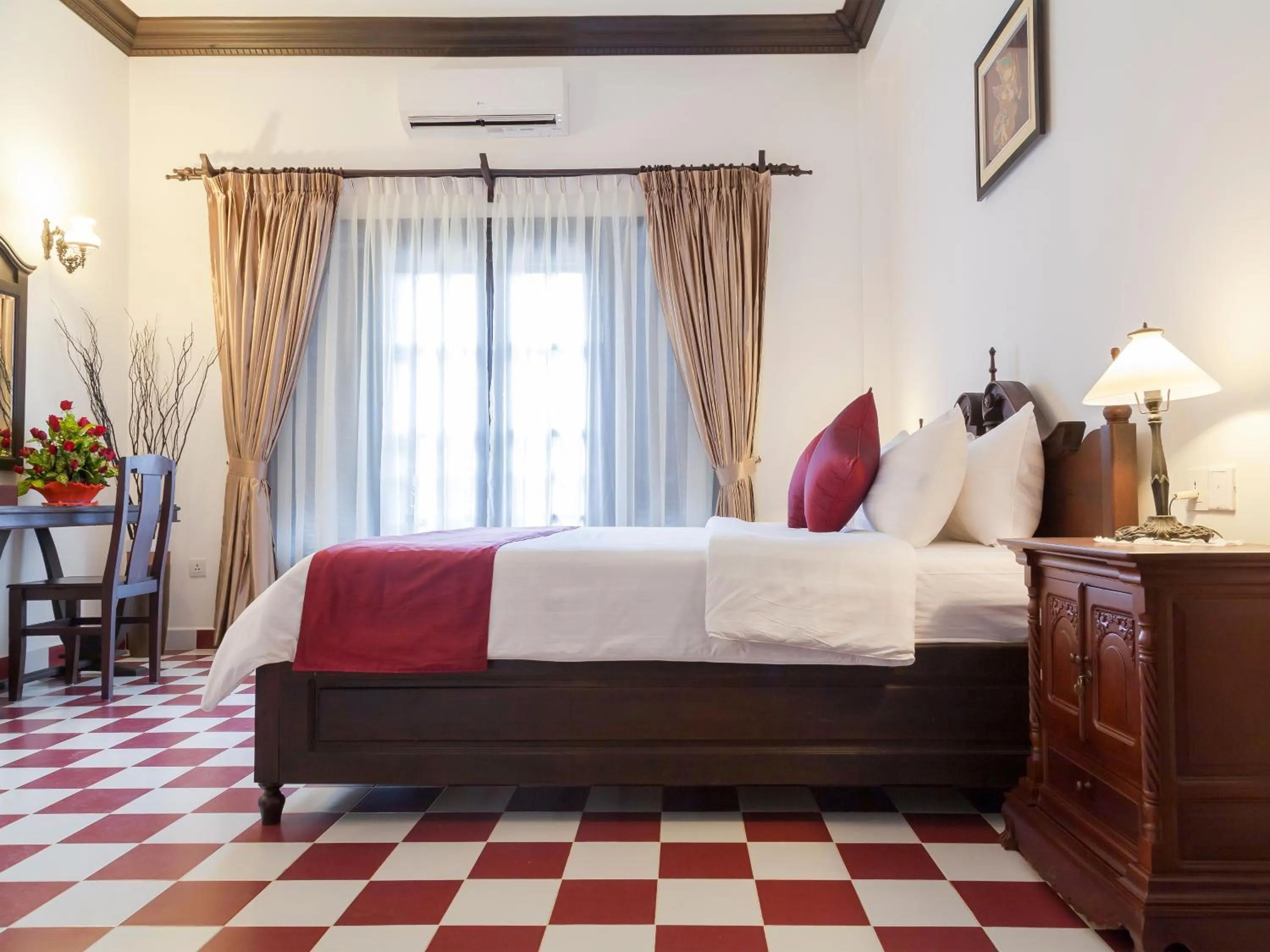 Bed in Chateau d'Angkor La Residence