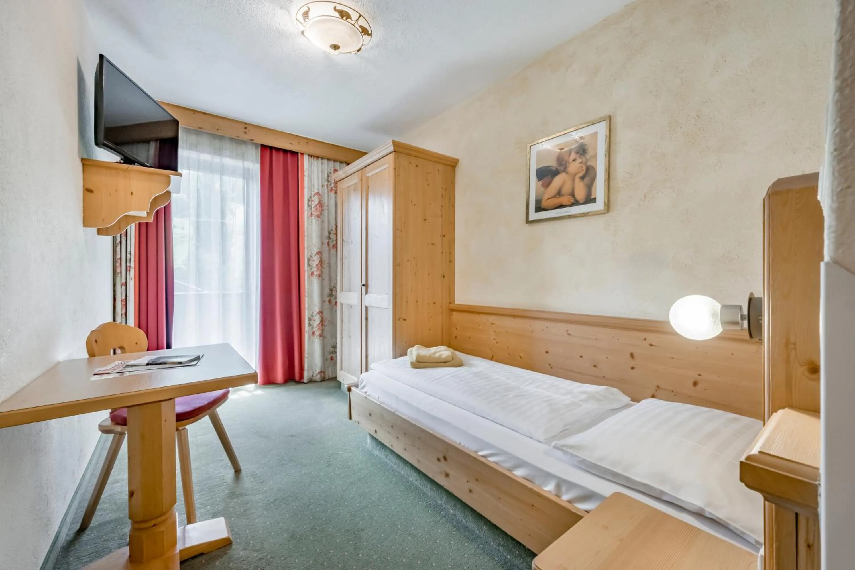 Photo of the whole room, Bed in Pension Almrausch