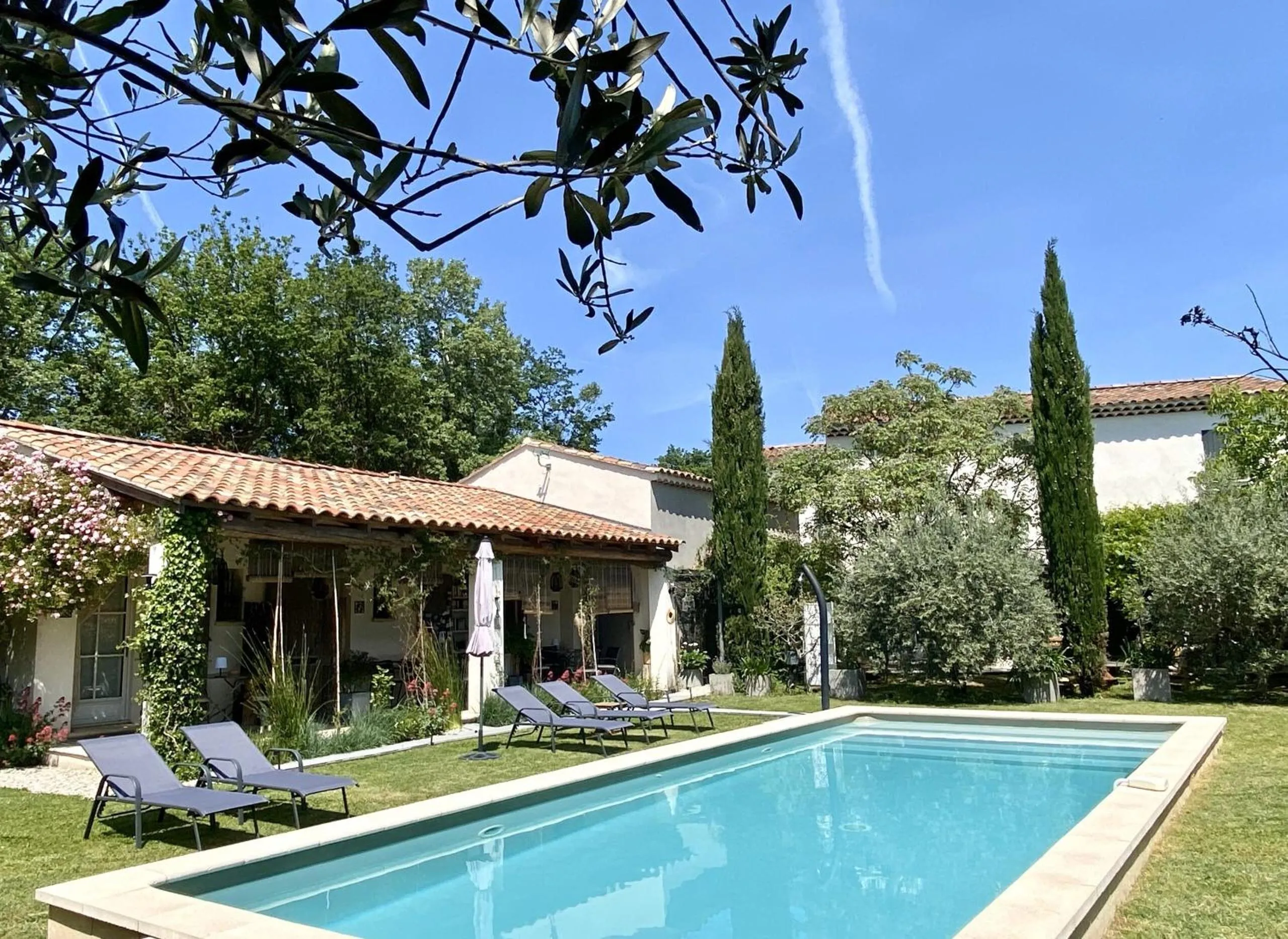 Property building in Le Jardin de Lau