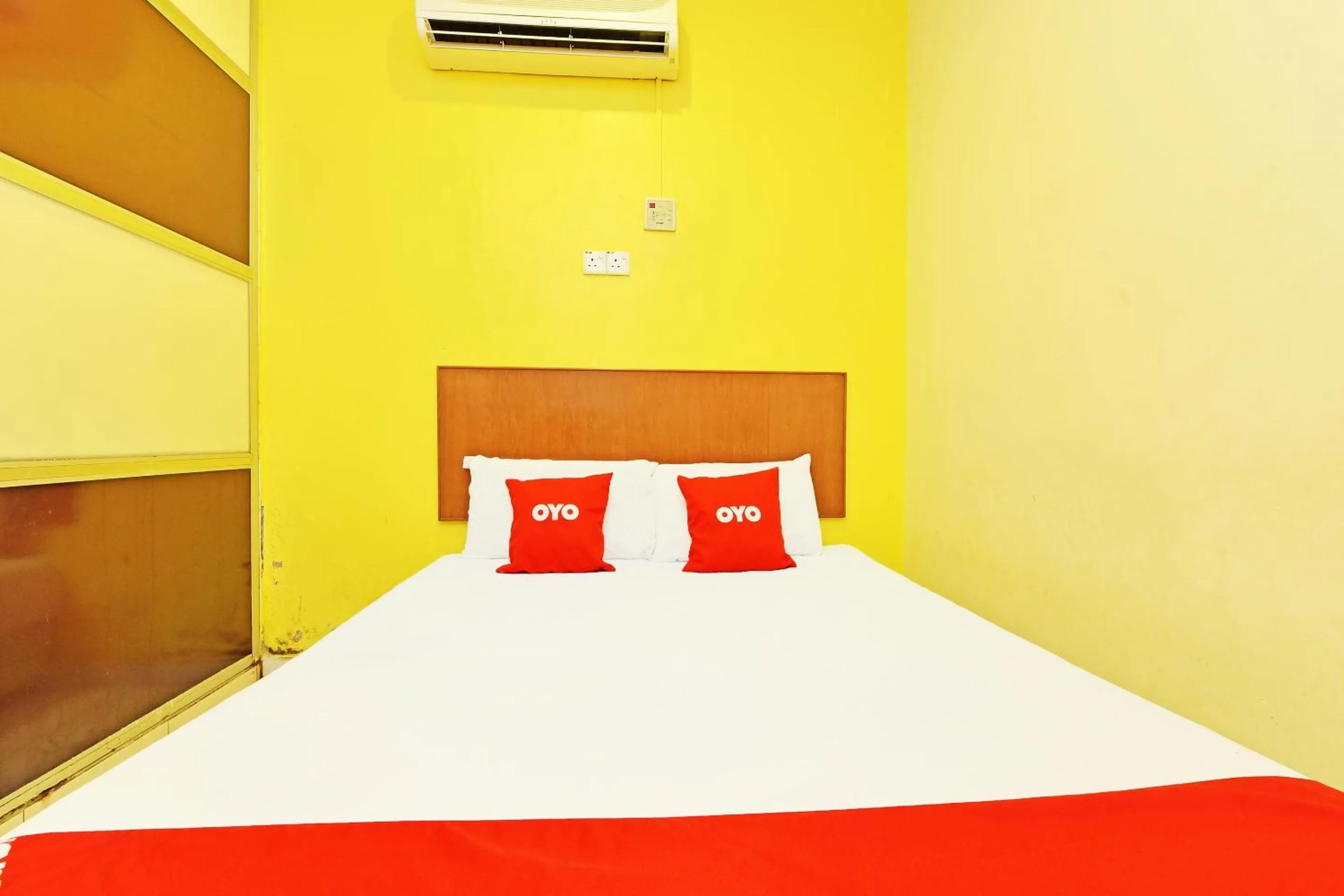 Bedroom, Bed in OYO 582 Hotel Walk Inn