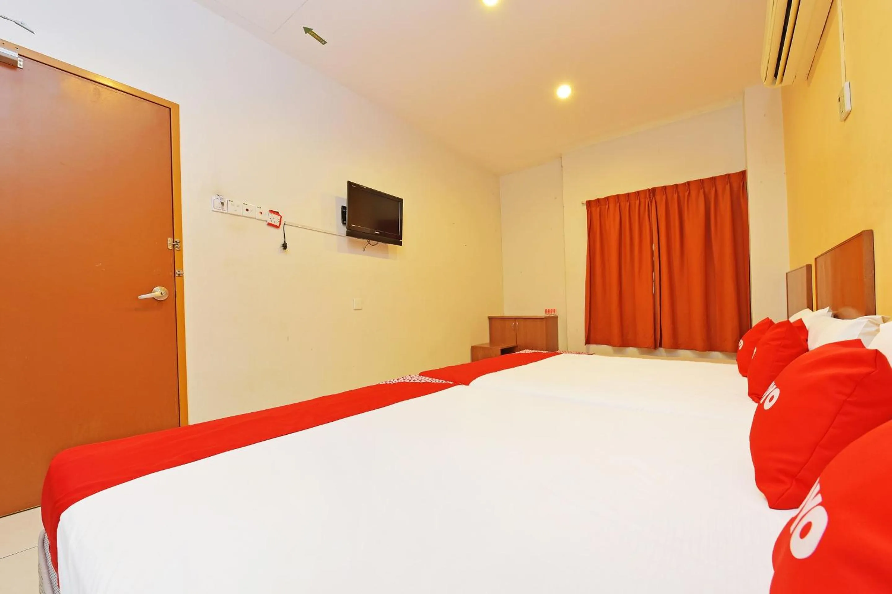 Bedroom, Bed in OYO 582 Hotel Walk Inn
