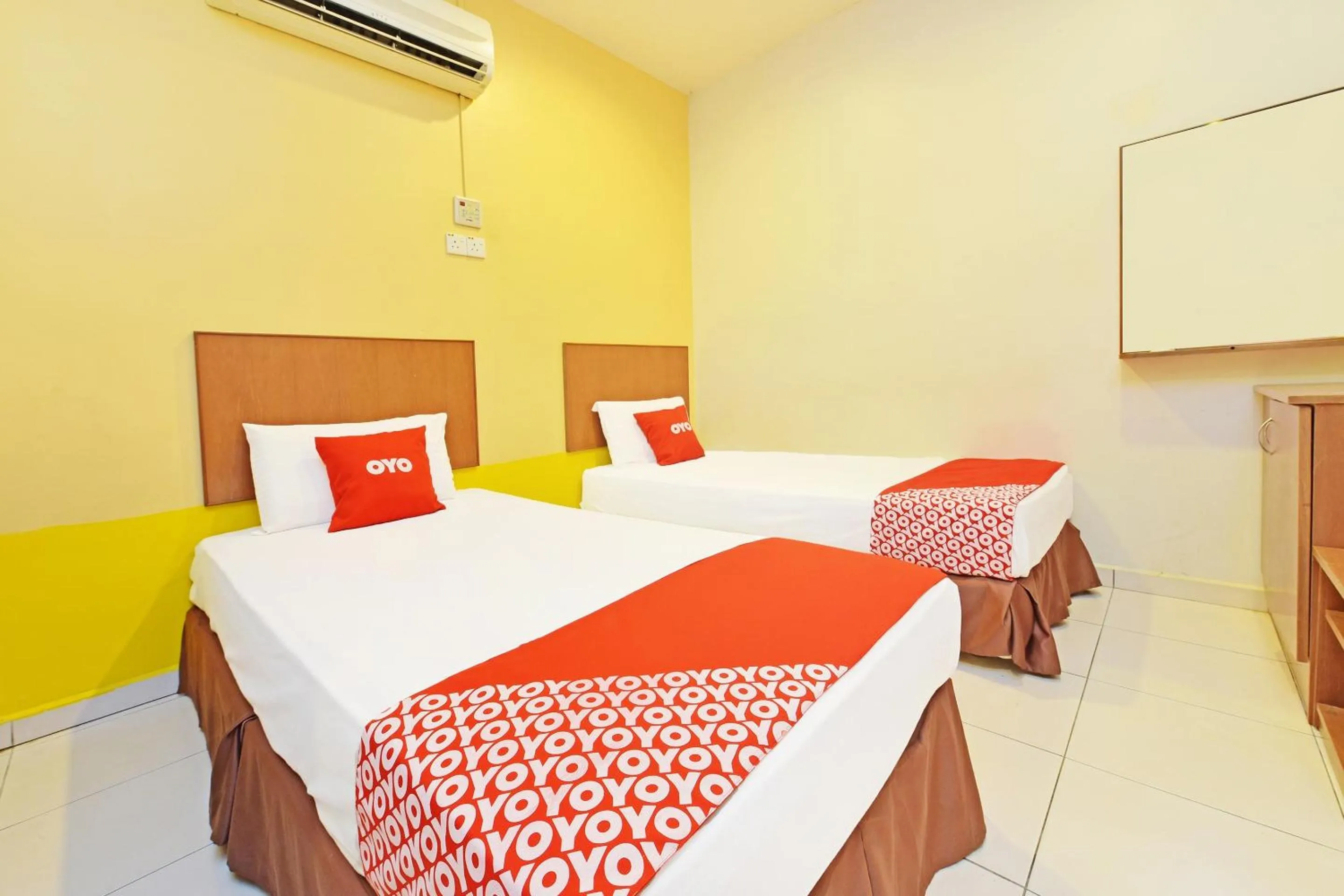 Bedroom, Bed in OYO 582 Hotel Walk Inn