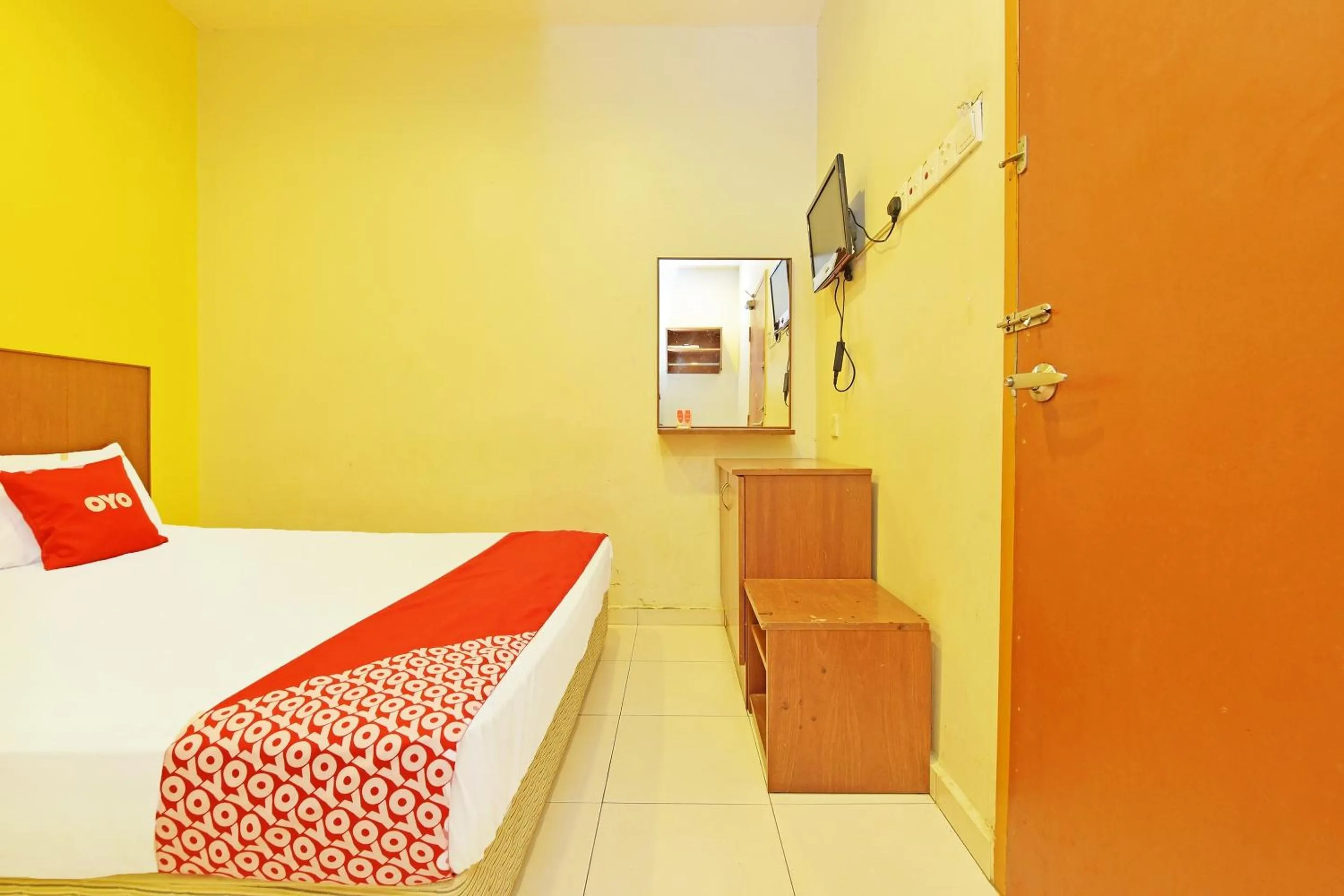 Bedroom, Bed in OYO 582 Hotel Walk Inn