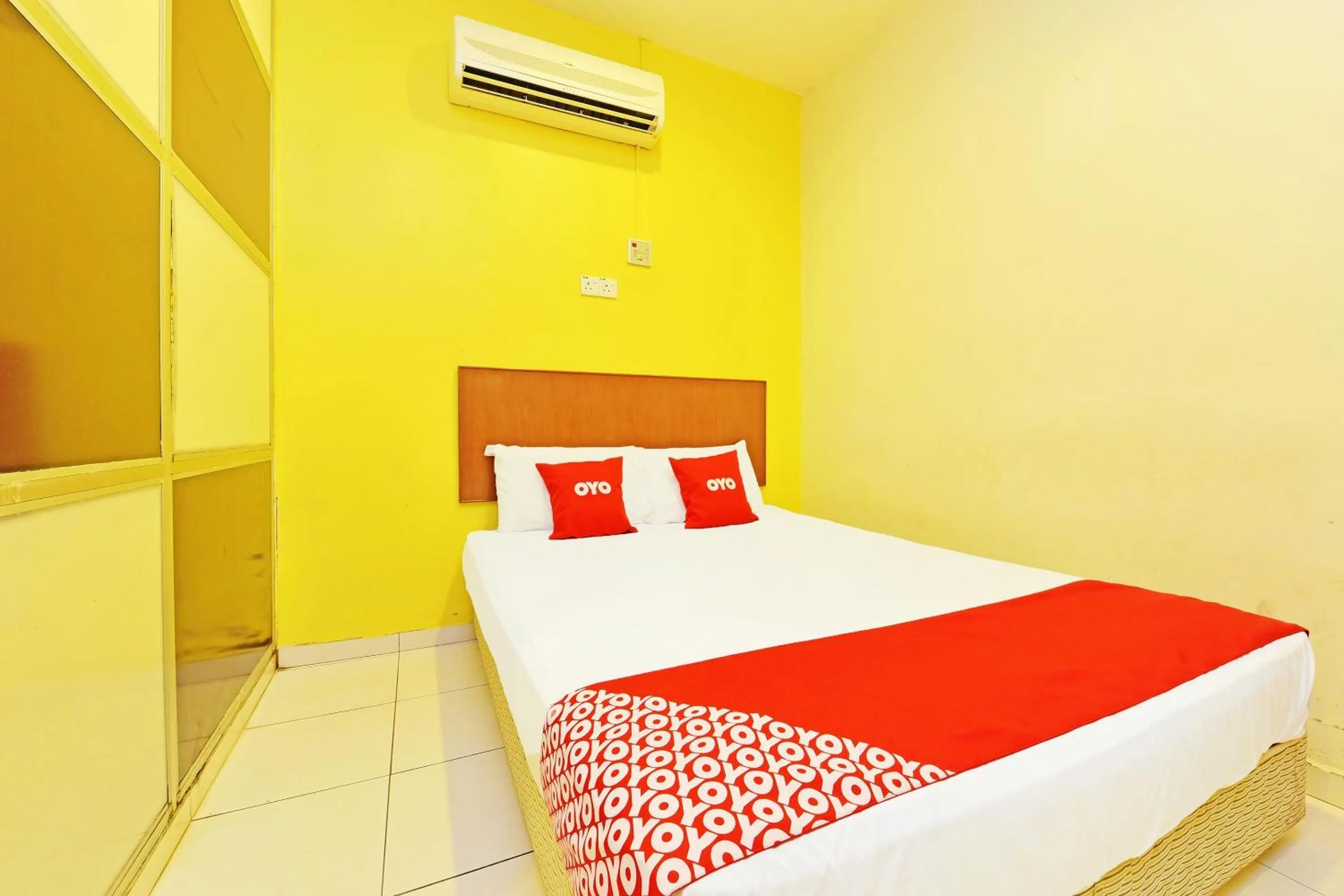 Bedroom, Bed in OYO 582 Hotel Walk Inn
