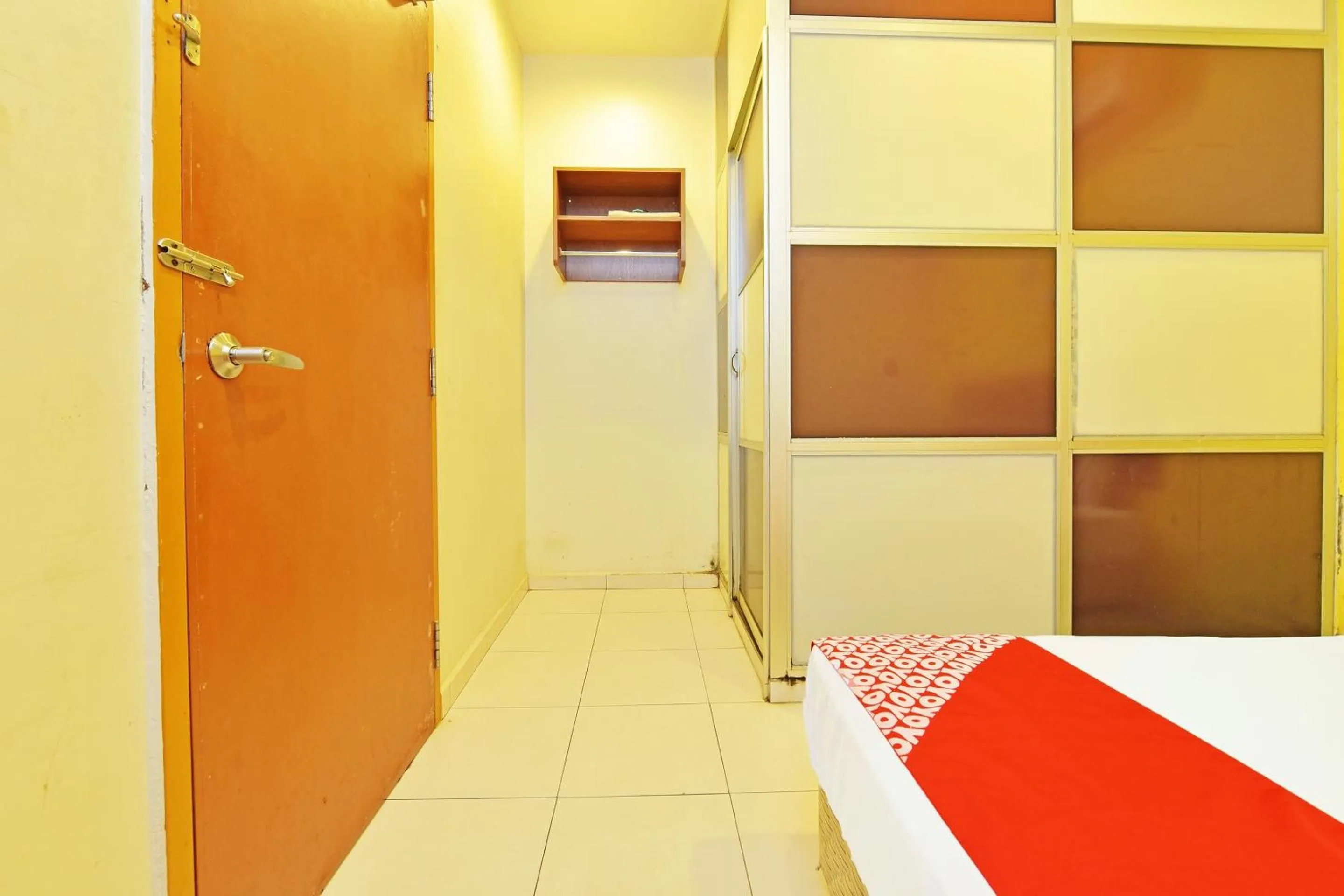Bedroom, Bed in OYO 582 Hotel Walk Inn