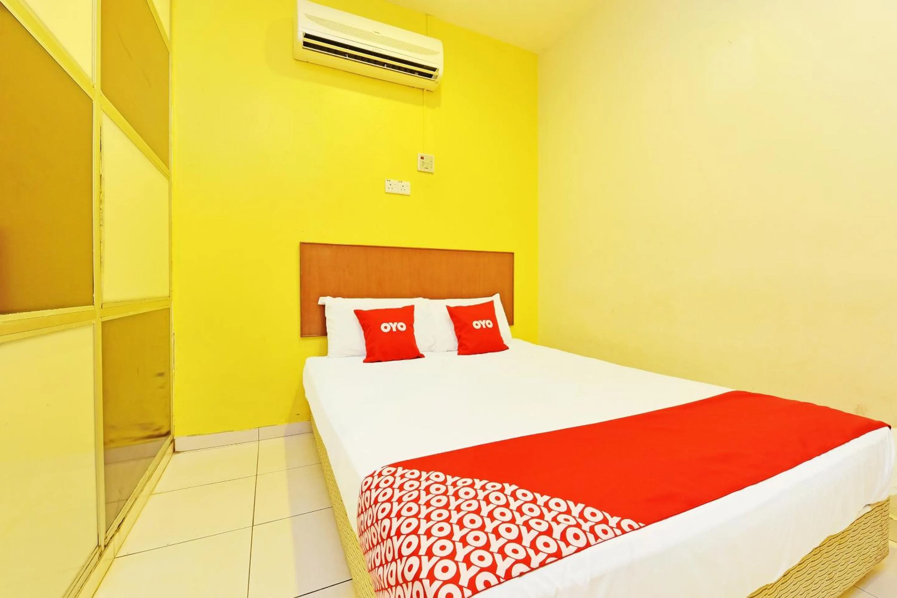 Bedroom, Bed in OYO 582 Hotel Walk Inn