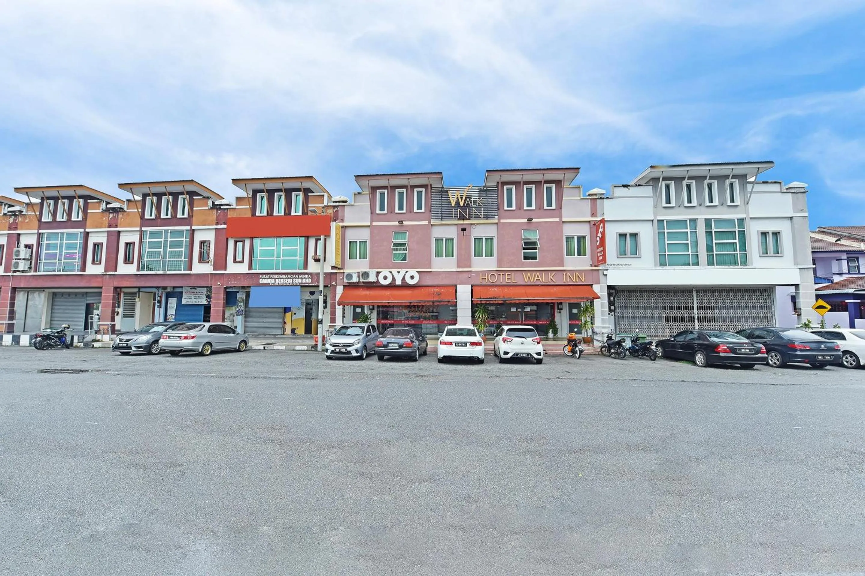 Facade/entrance in OYO 582 Hotel Walk Inn