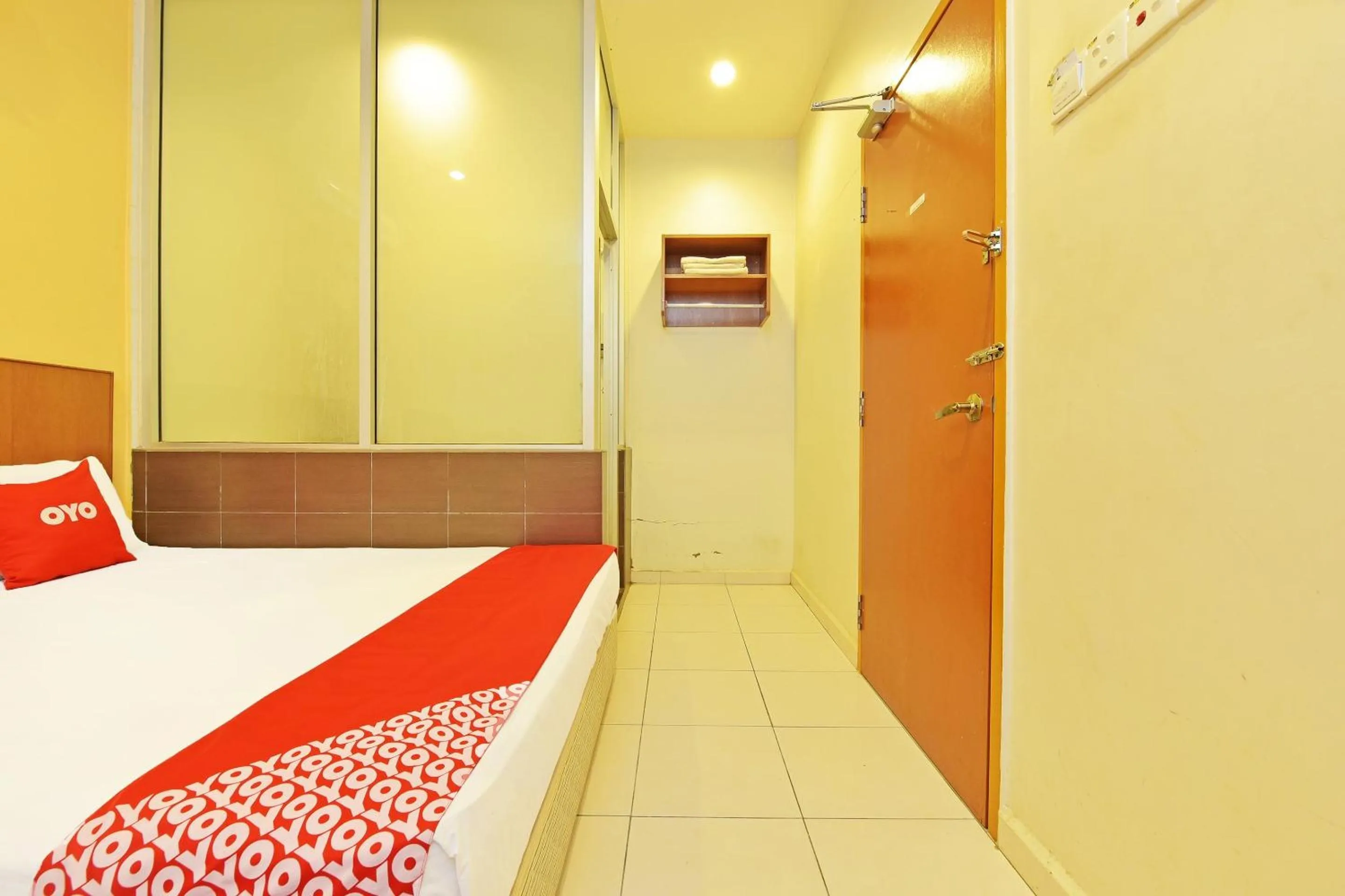 Bedroom, Bed in OYO 582 Hotel Walk Inn