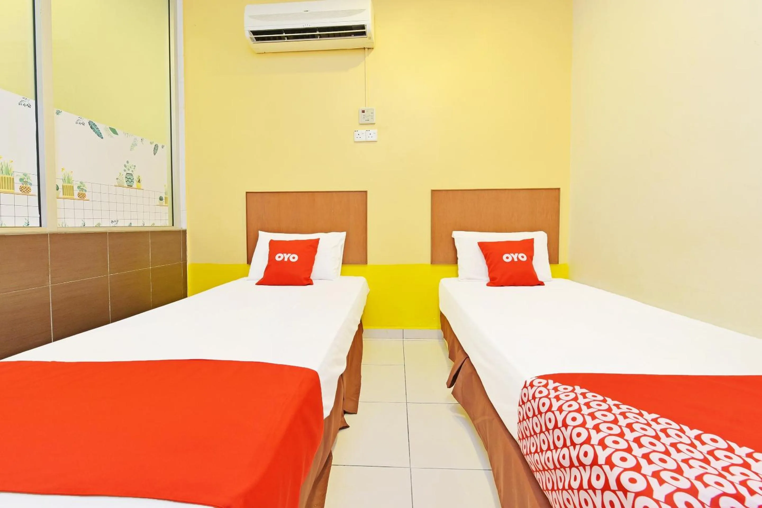 Bedroom, Bed in OYO 582 Hotel Walk Inn