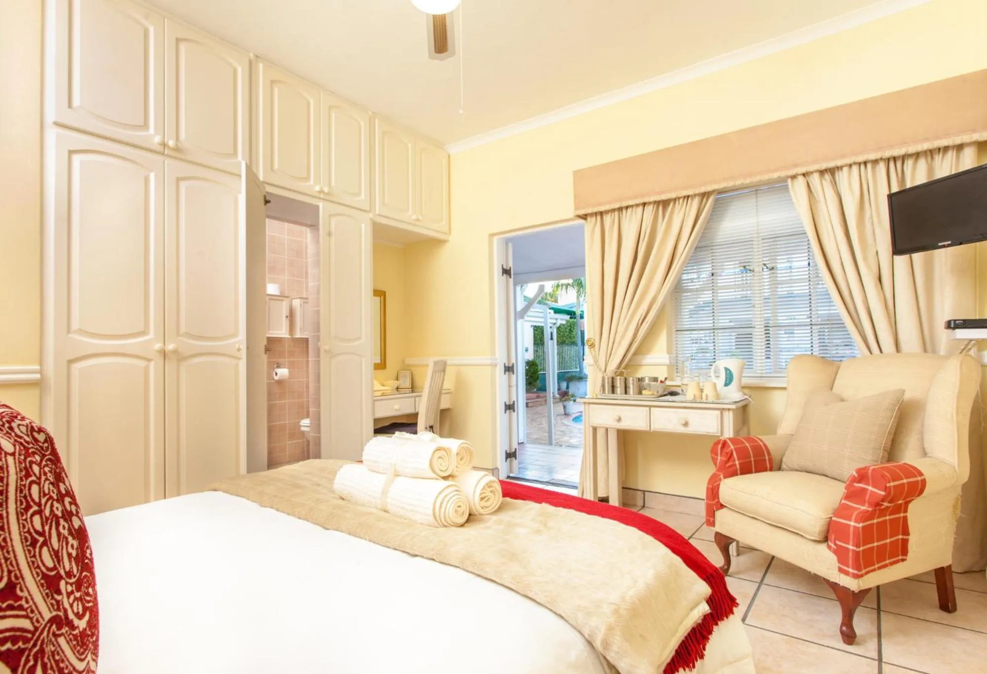 Pool view, Bed in Shandon Lodge Guest House & Spa