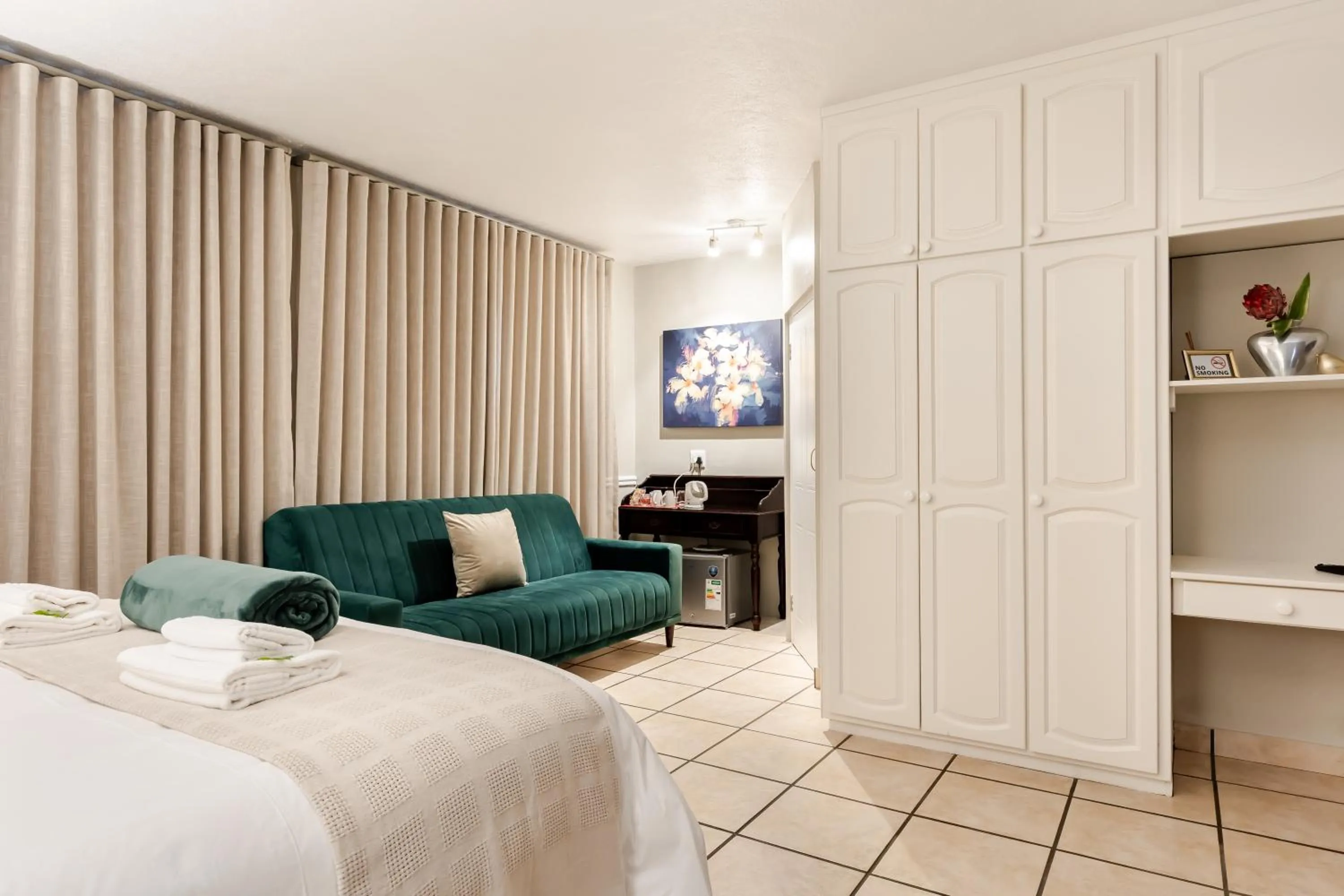 Coffee/tea facilities, Bed in Shandon Lodge Guest House & Spa