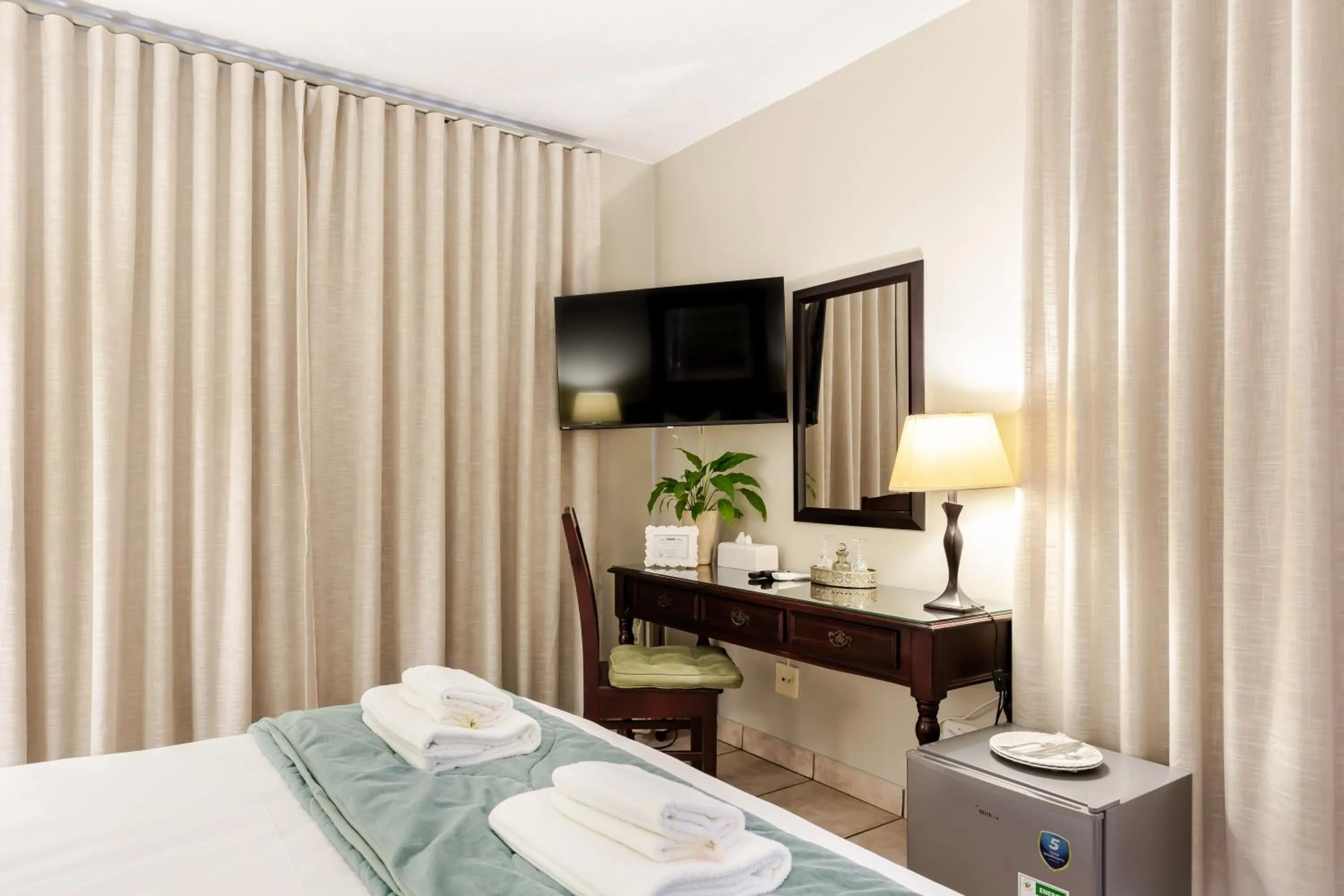 TV and multimedia, Bed in Shandon Lodge Guest House & Spa