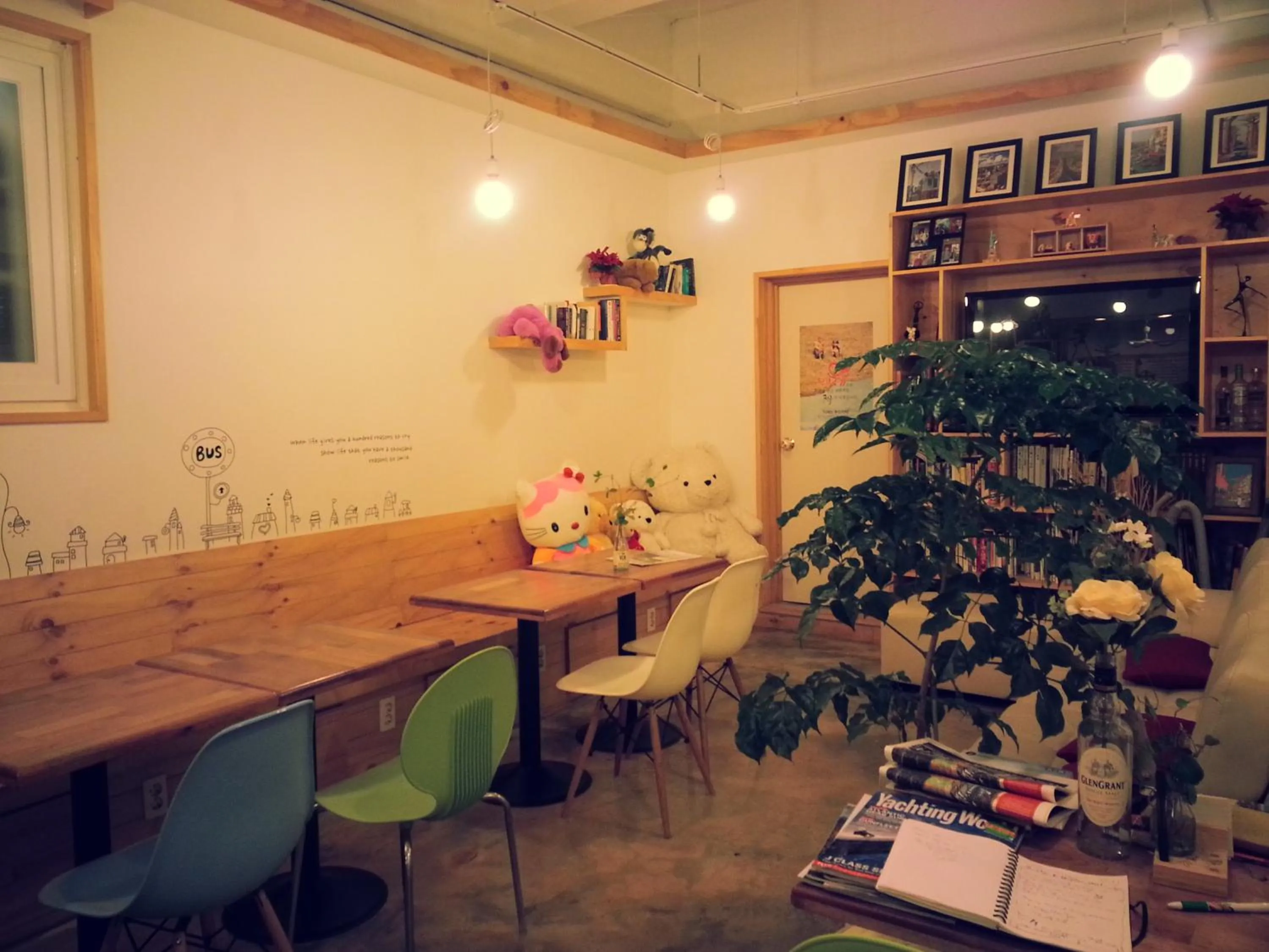 Communal lounge/ TV room in Blue Backpackers Hostel