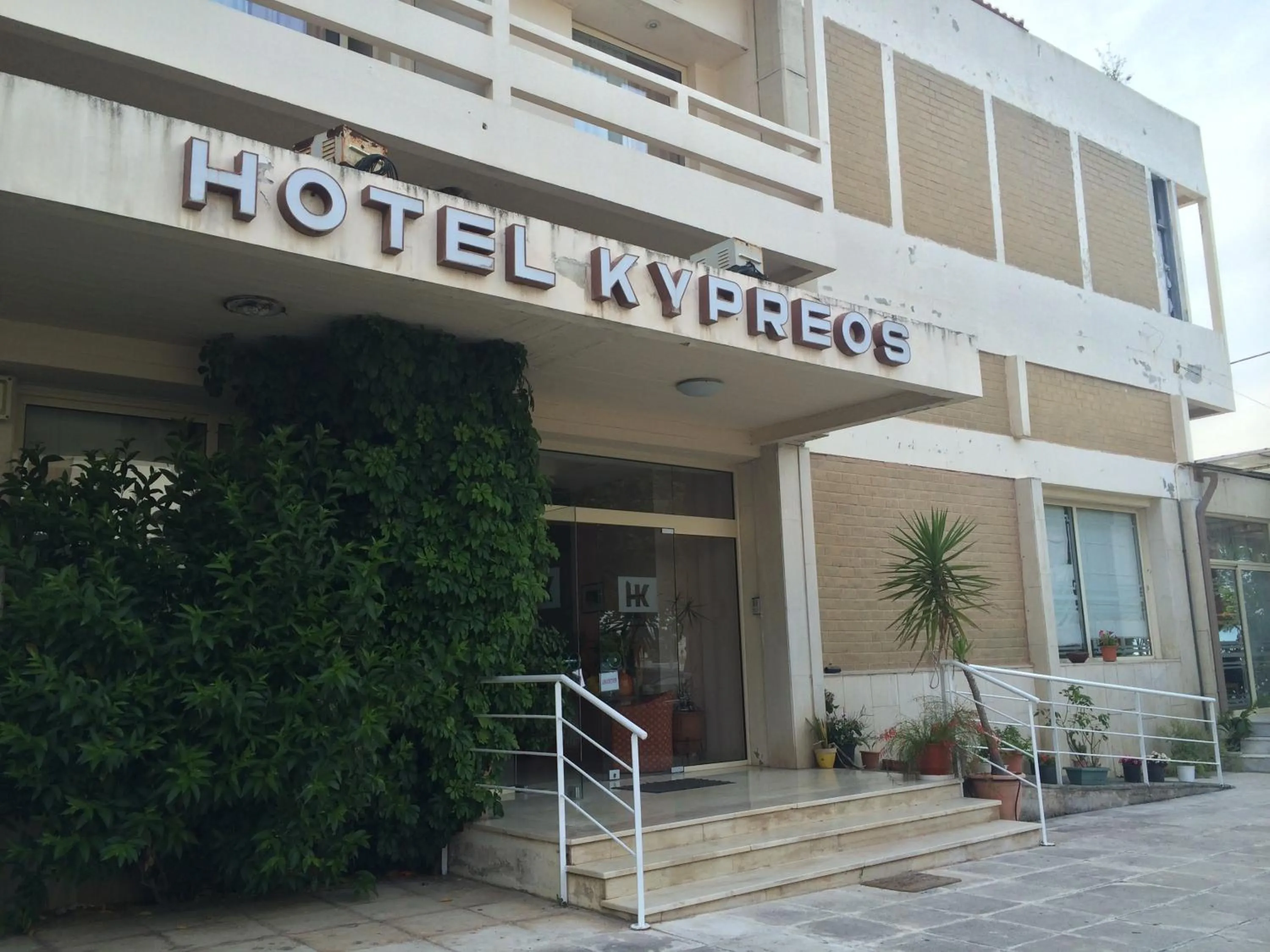 Facade/entrance in Hotel Kypreos