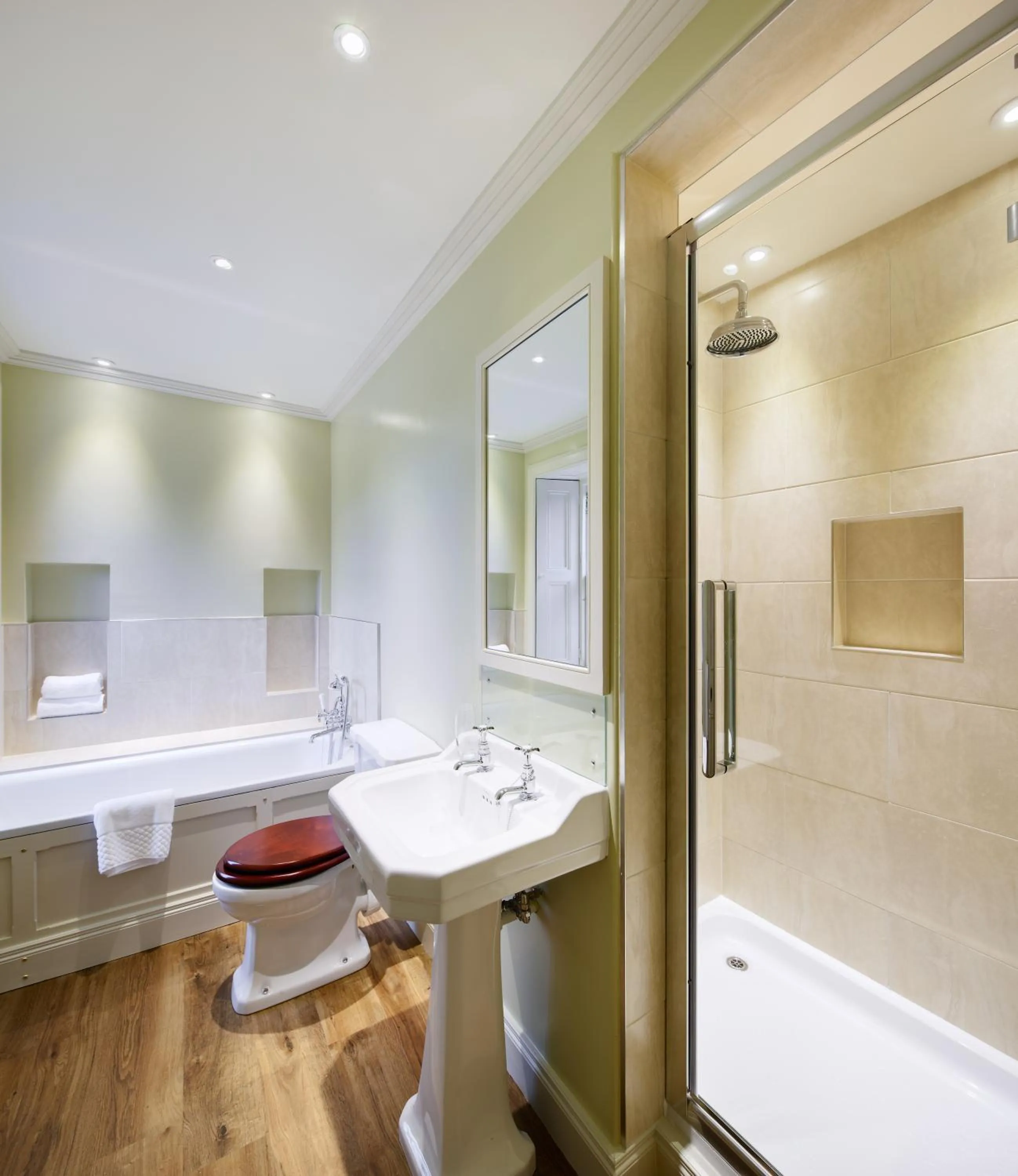 Bathroom in The Loch Lomond Arms Hotel