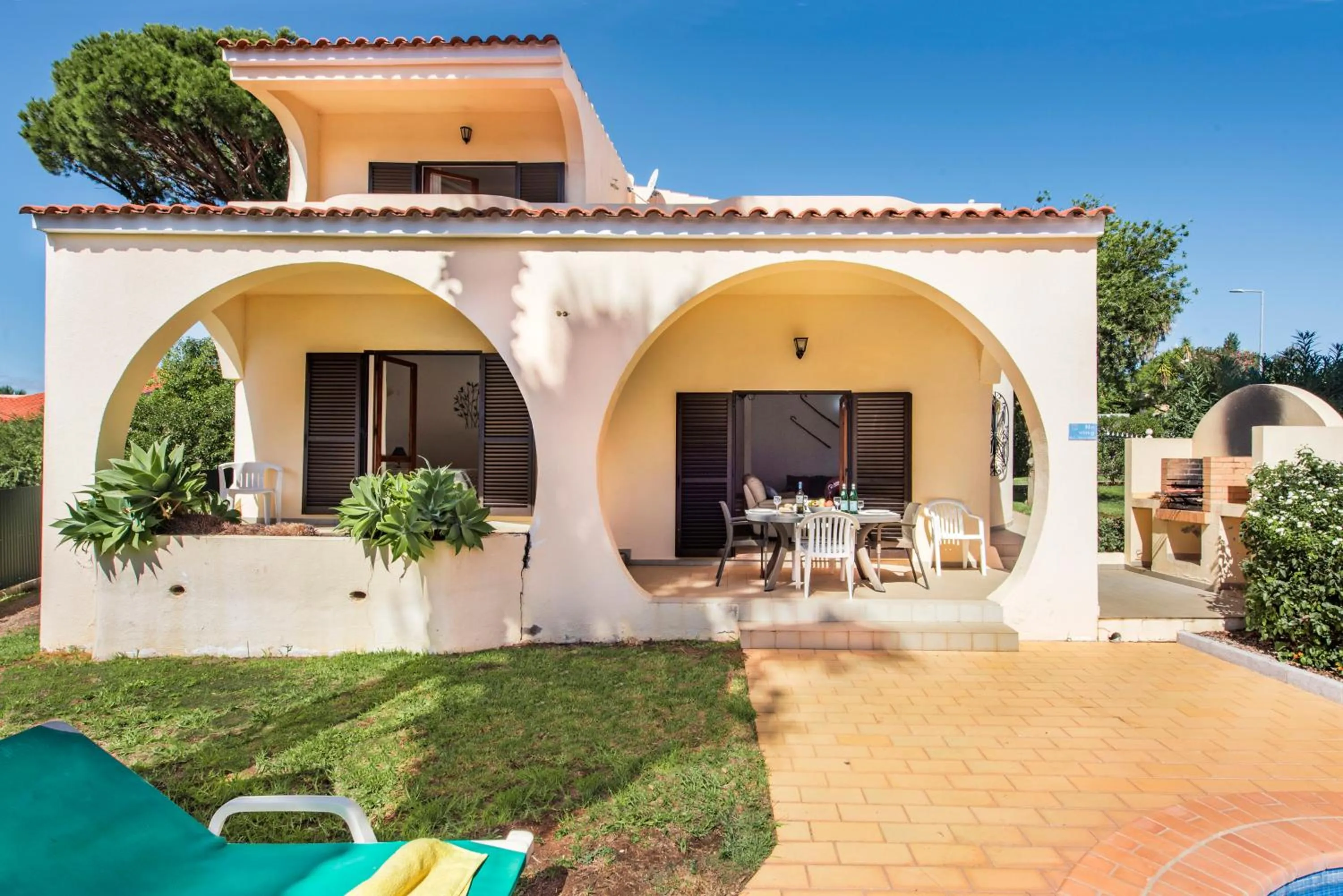 Patio in Exclusive Retreat in Vilamoura, private pool, off-street parking, Free AC wifi