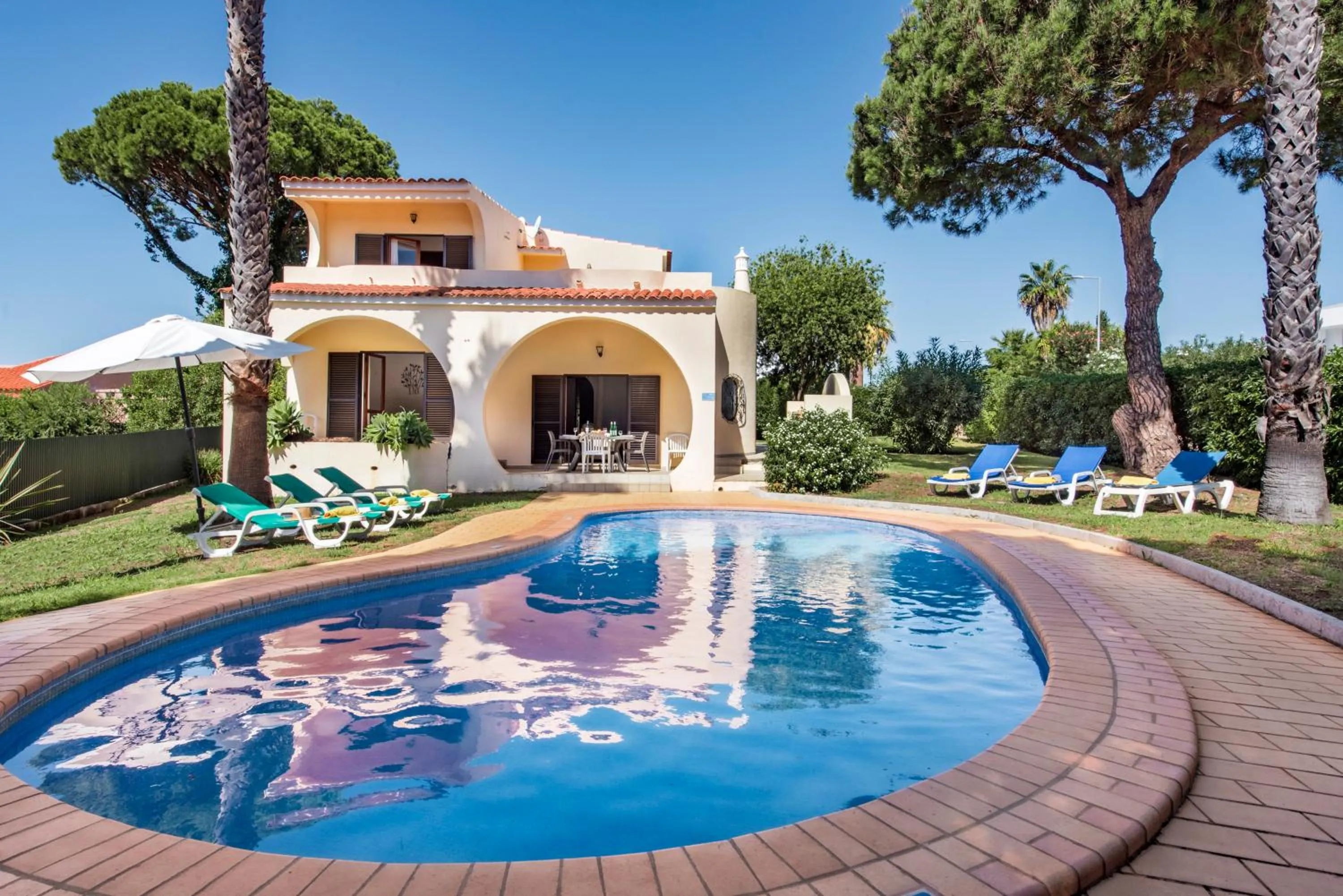 Pool view in Exclusive Retreat in Vilamoura, private pool, off-street parking, Free AC wifi