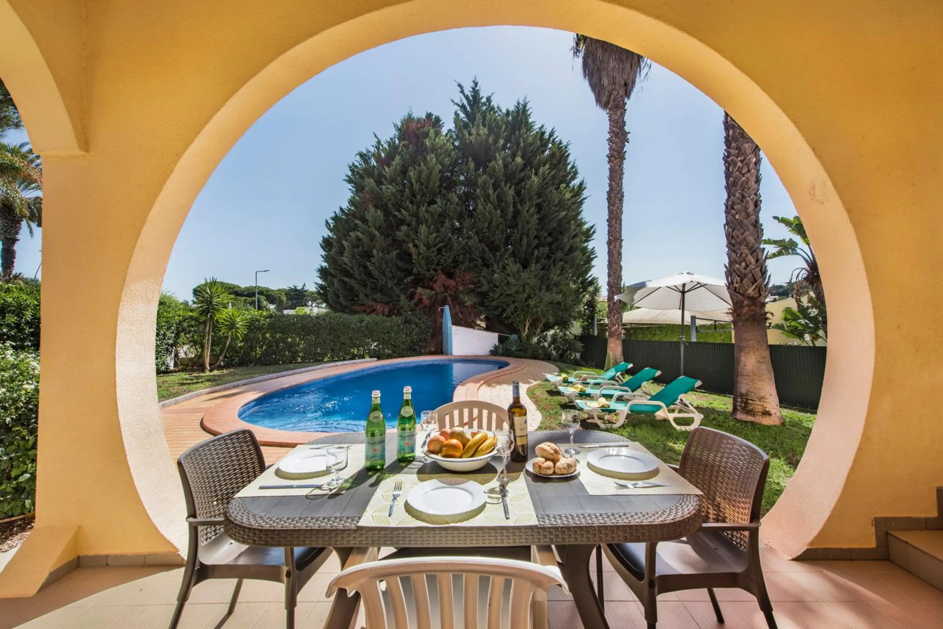 Patio in Exclusive Retreat in Vilamoura, private pool, off-street parking, Free AC wifi