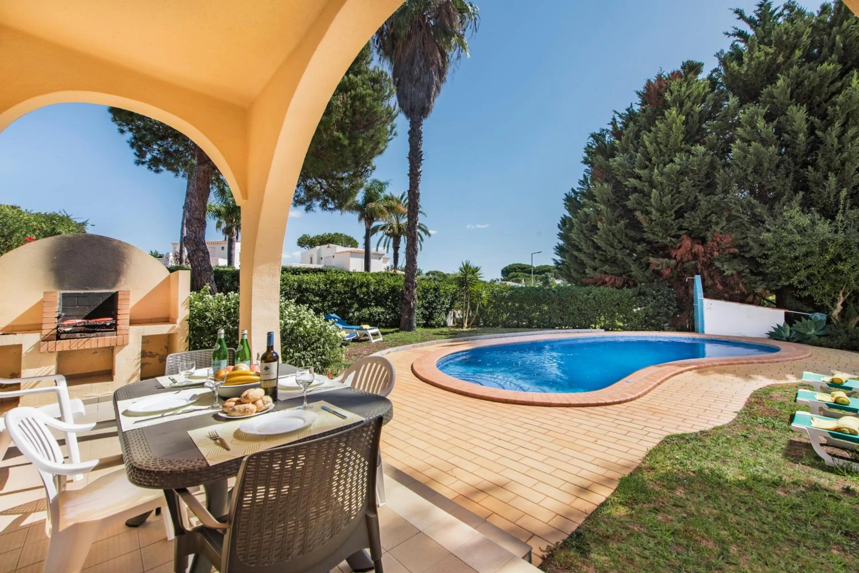 Patio in Exclusive Retreat in Vilamoura, private pool, off-street parking, Free AC wifi