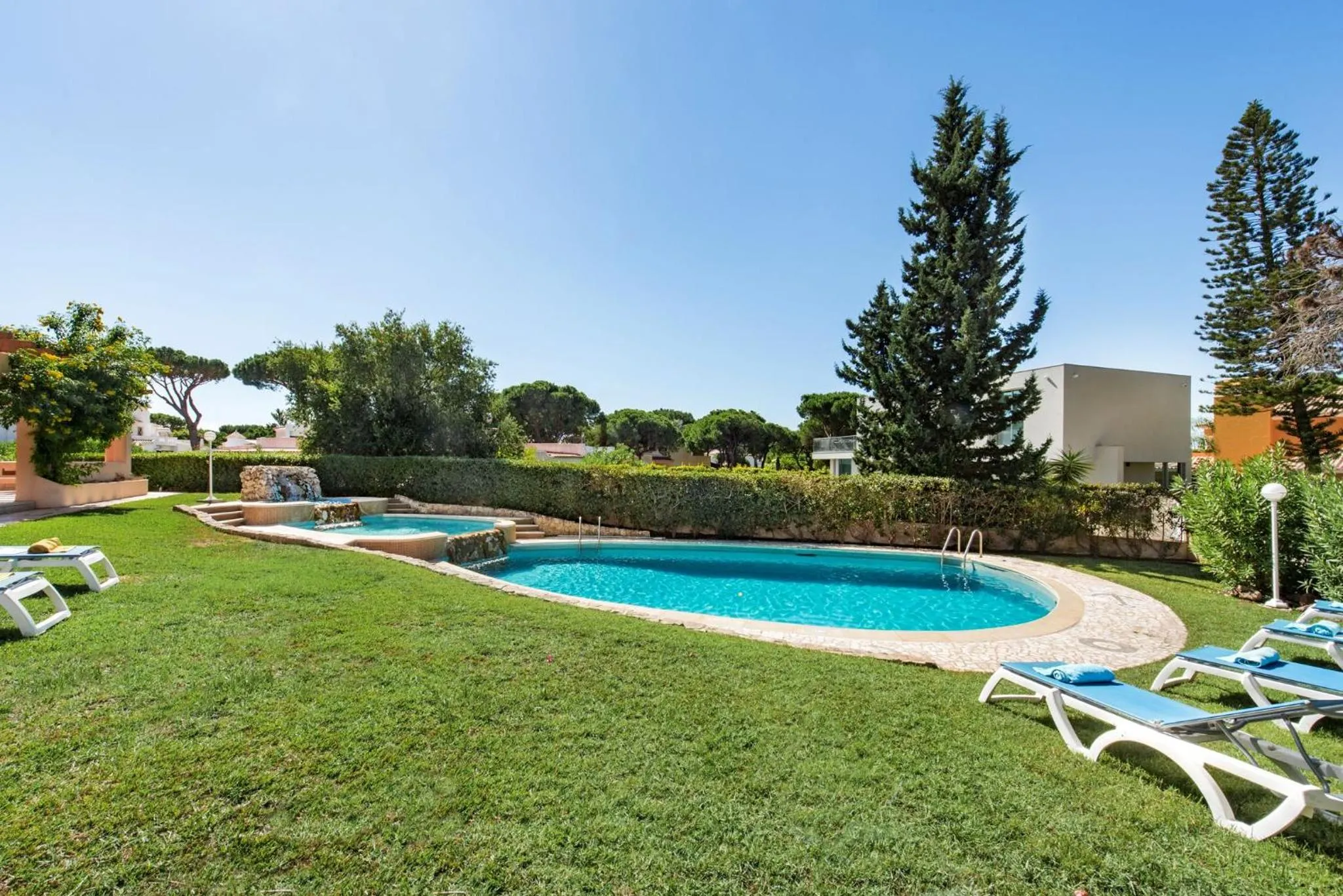 Summer in 5 En-Suite Bedrooms, close to centre, free AC WiFi