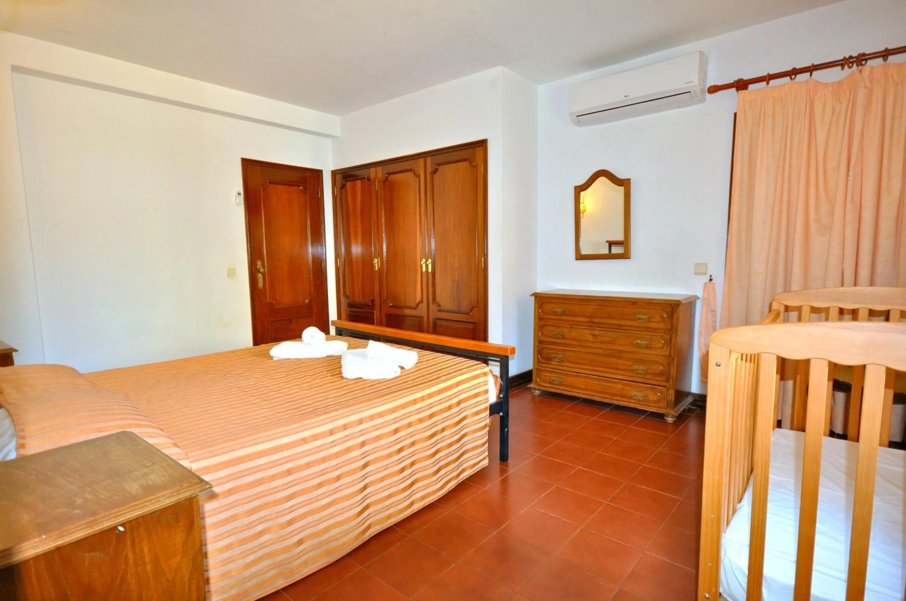 Bed in Set in good sized, mature gardens which afford a very good degree of privacy and