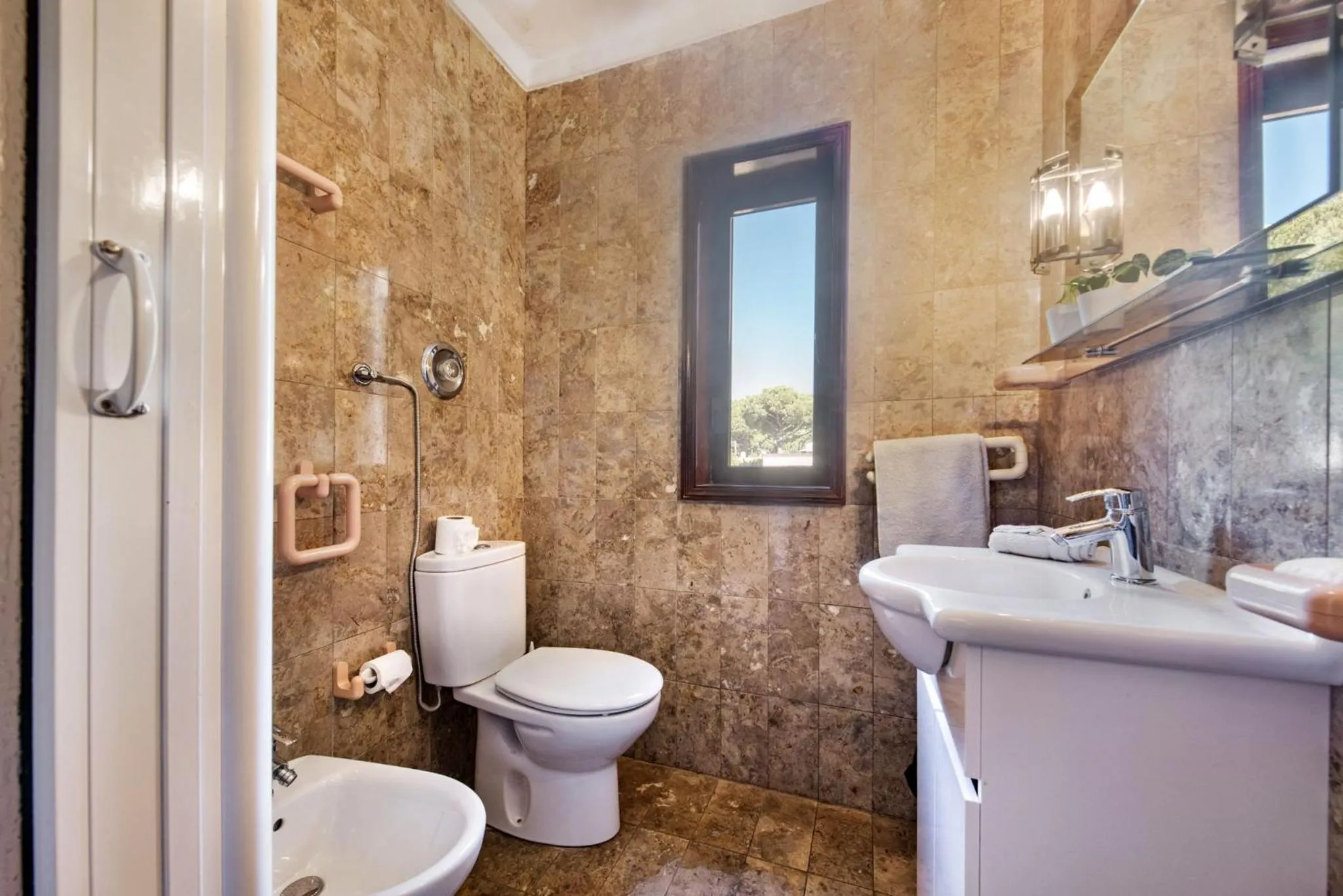 Shower in 5 En-Suite Bedrooms, close to centre, free AC WiFi