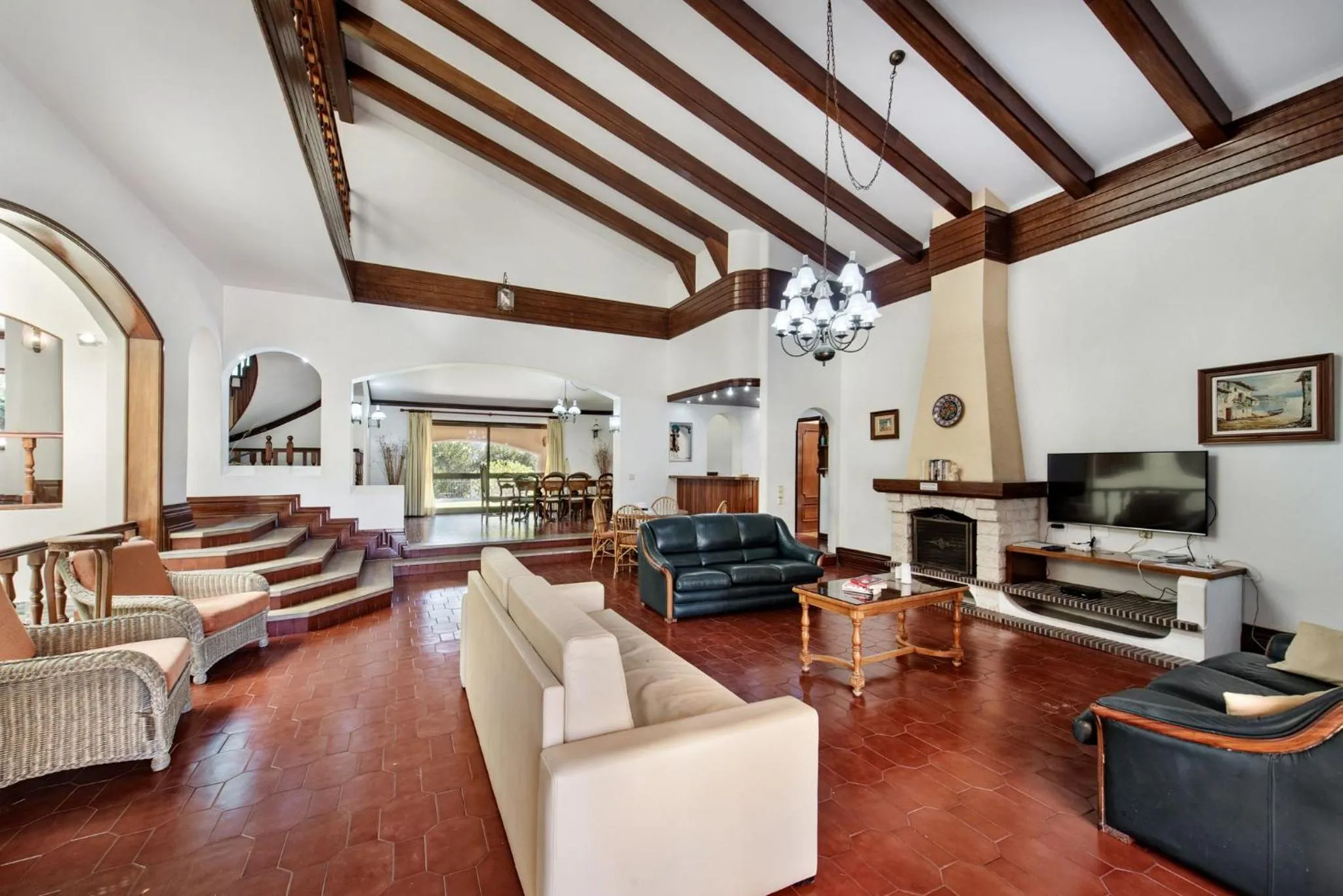 Living room in 5 En-Suite Bedrooms, close to centre, free AC WiFi