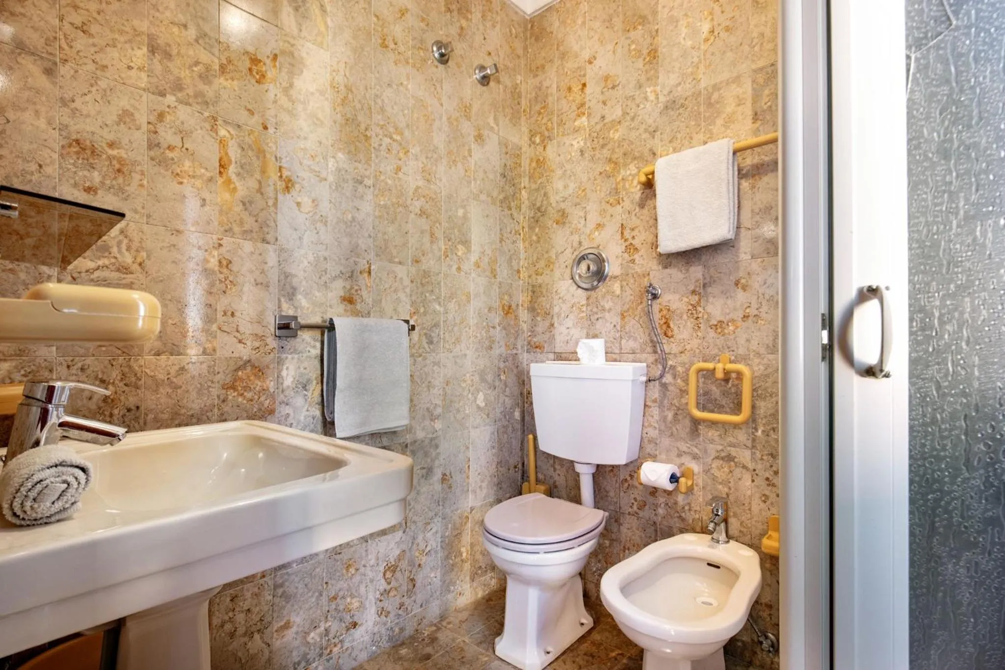 Shower in 5 En-Suite Bedrooms, close to centre, free AC WiFi