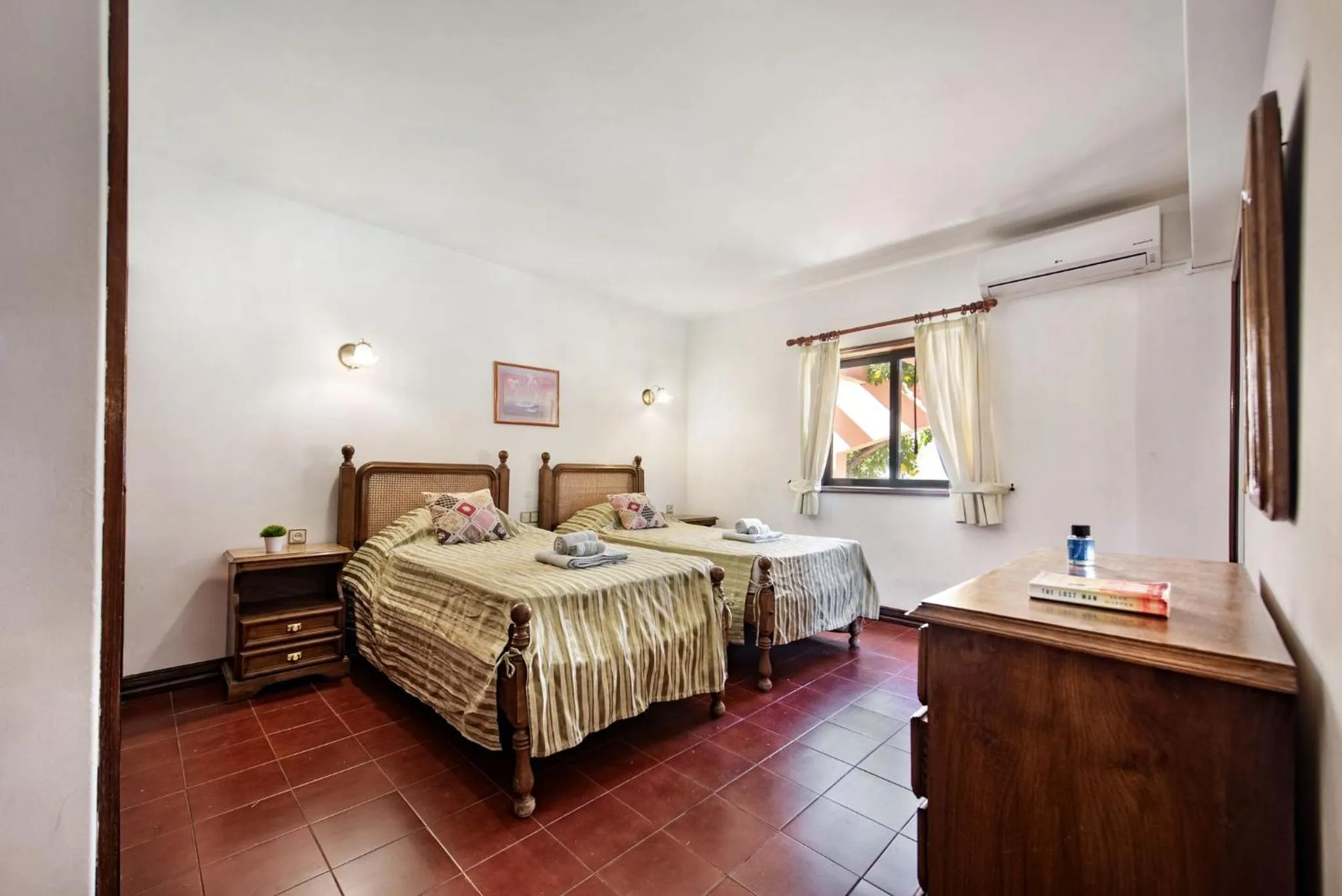 Bed in 5 En-Suite Bedrooms, close to centre, free AC WiFi