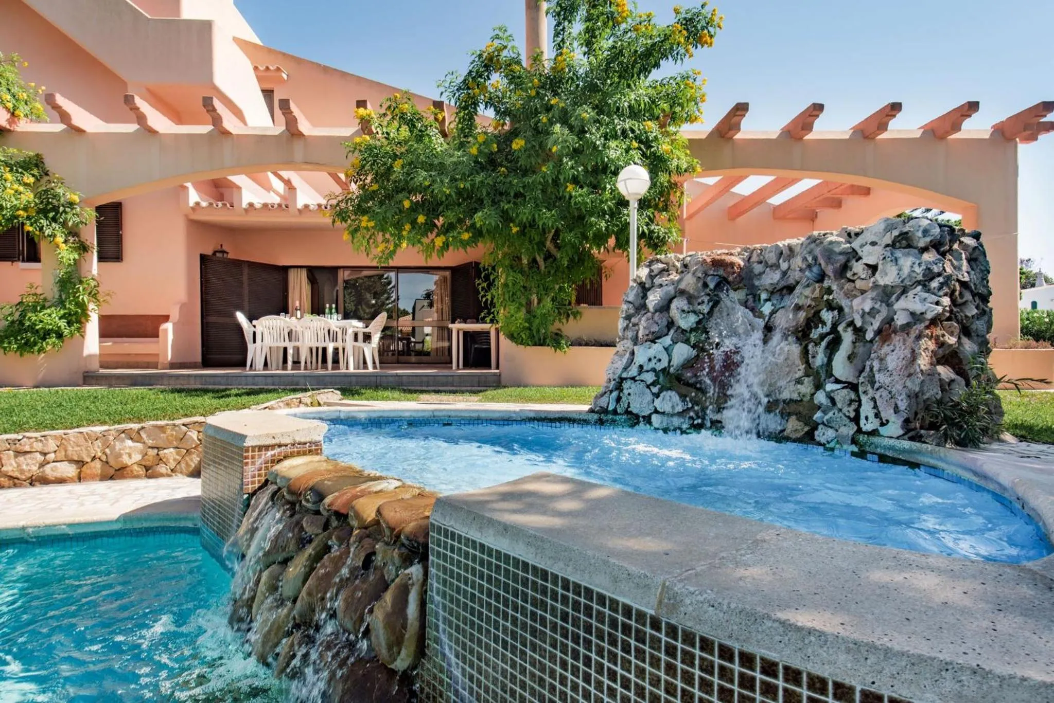 Patio in 5 En-Suite Bedrooms, close to centre, free AC WiFi