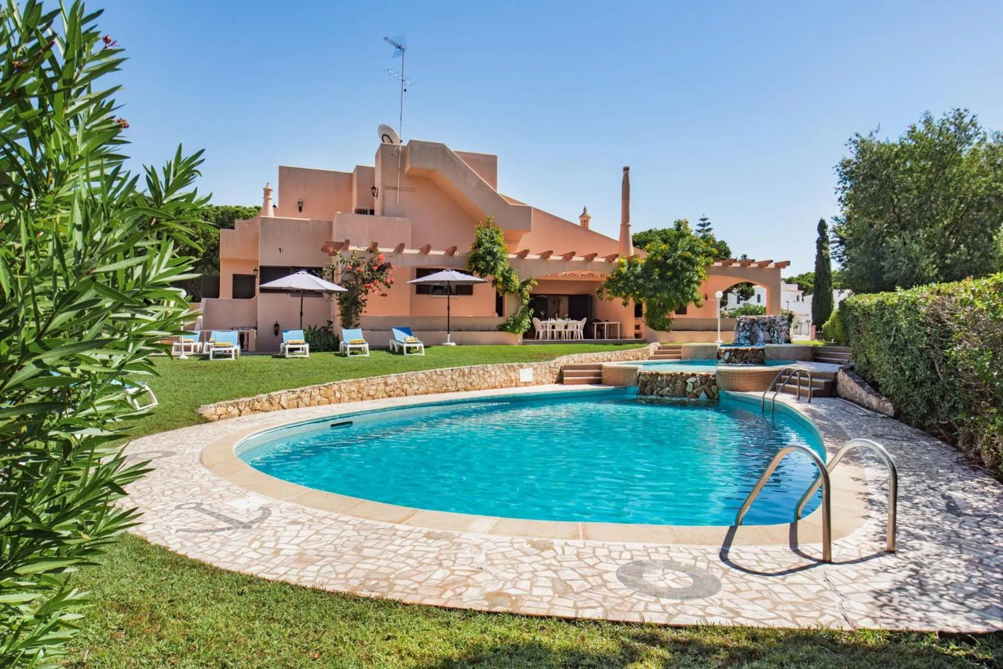 Swimming pool in 5 En-Suite Bedrooms, close to centre, free AC WiFi