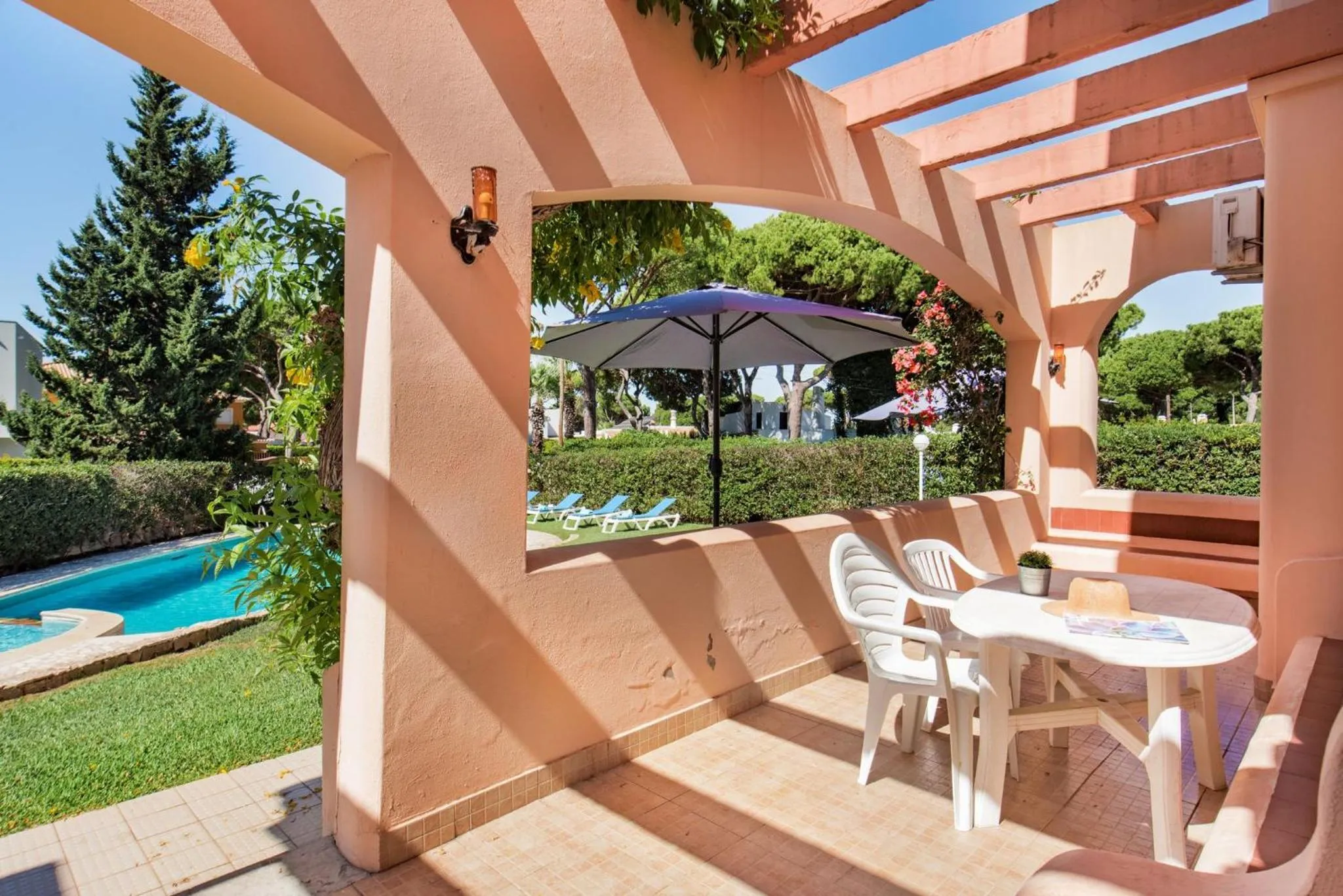 Patio in 5 En-Suite Bedrooms, close to centre, free AC WiFi