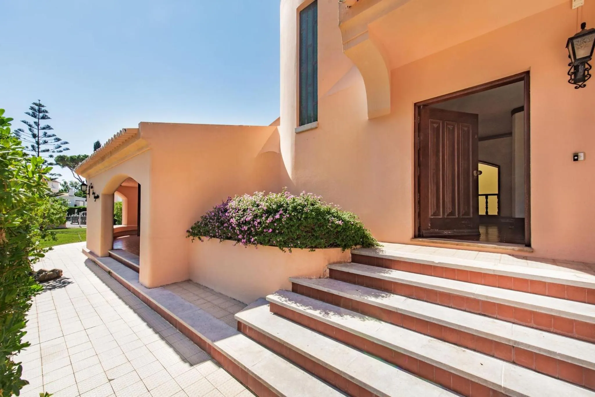 5 En-Suite Bedrooms, close to centre, free AC WiFi