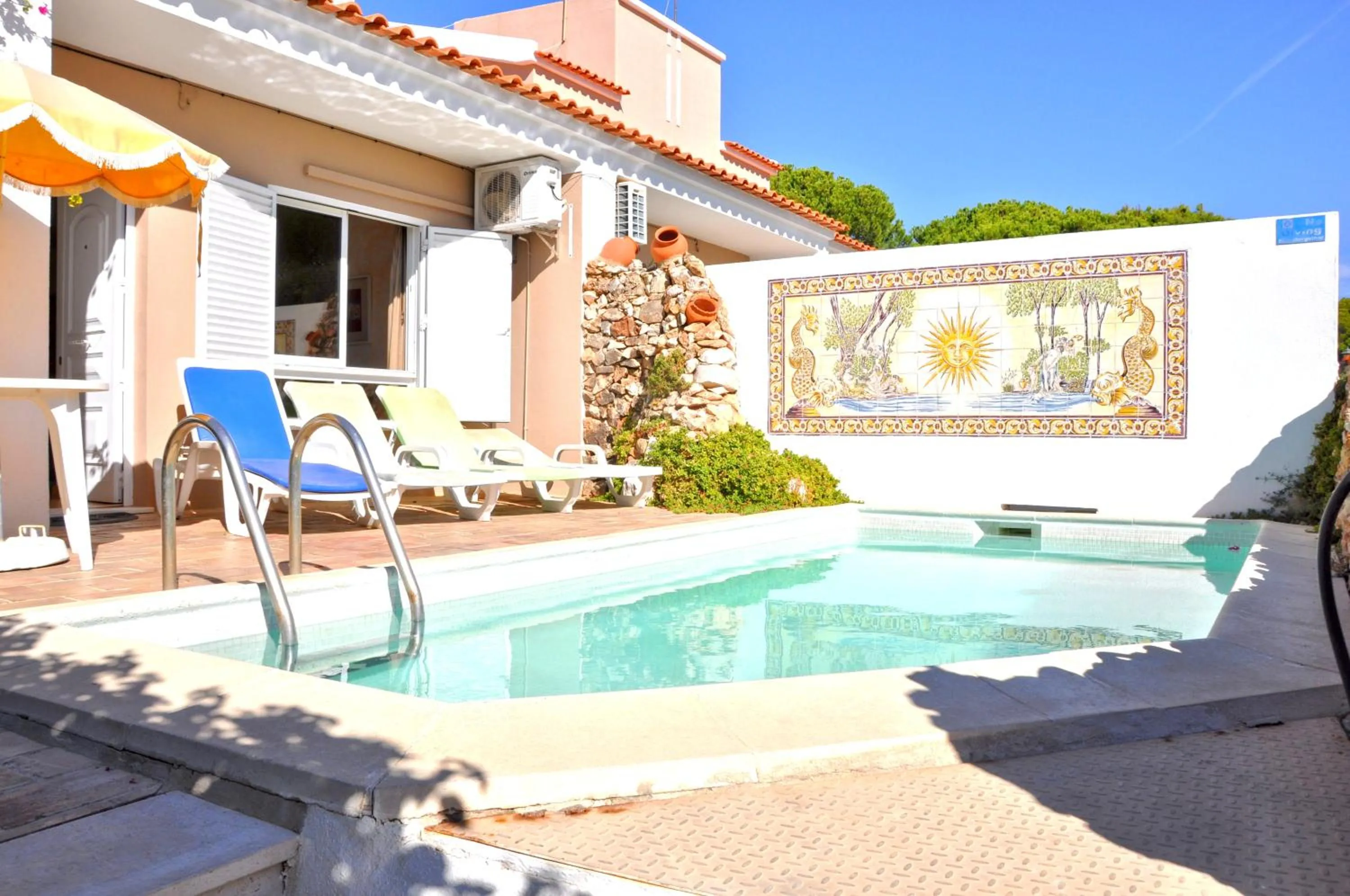 Patio in Stylish and well-equipped, private pool, close to amenities, free AC and Wifi