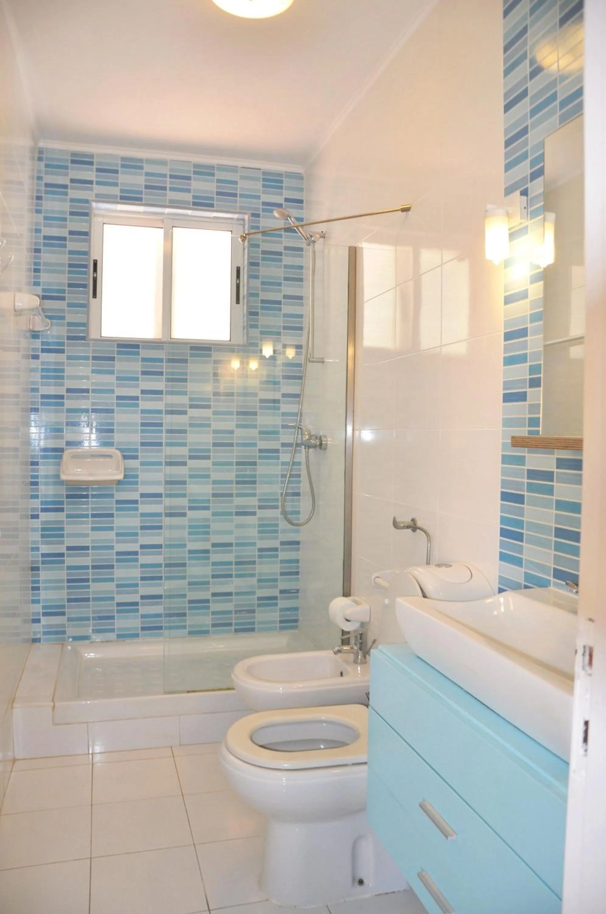 Bathroom in Stylish and well-equipped, private pool, close to amenities, free AC and Wifi
