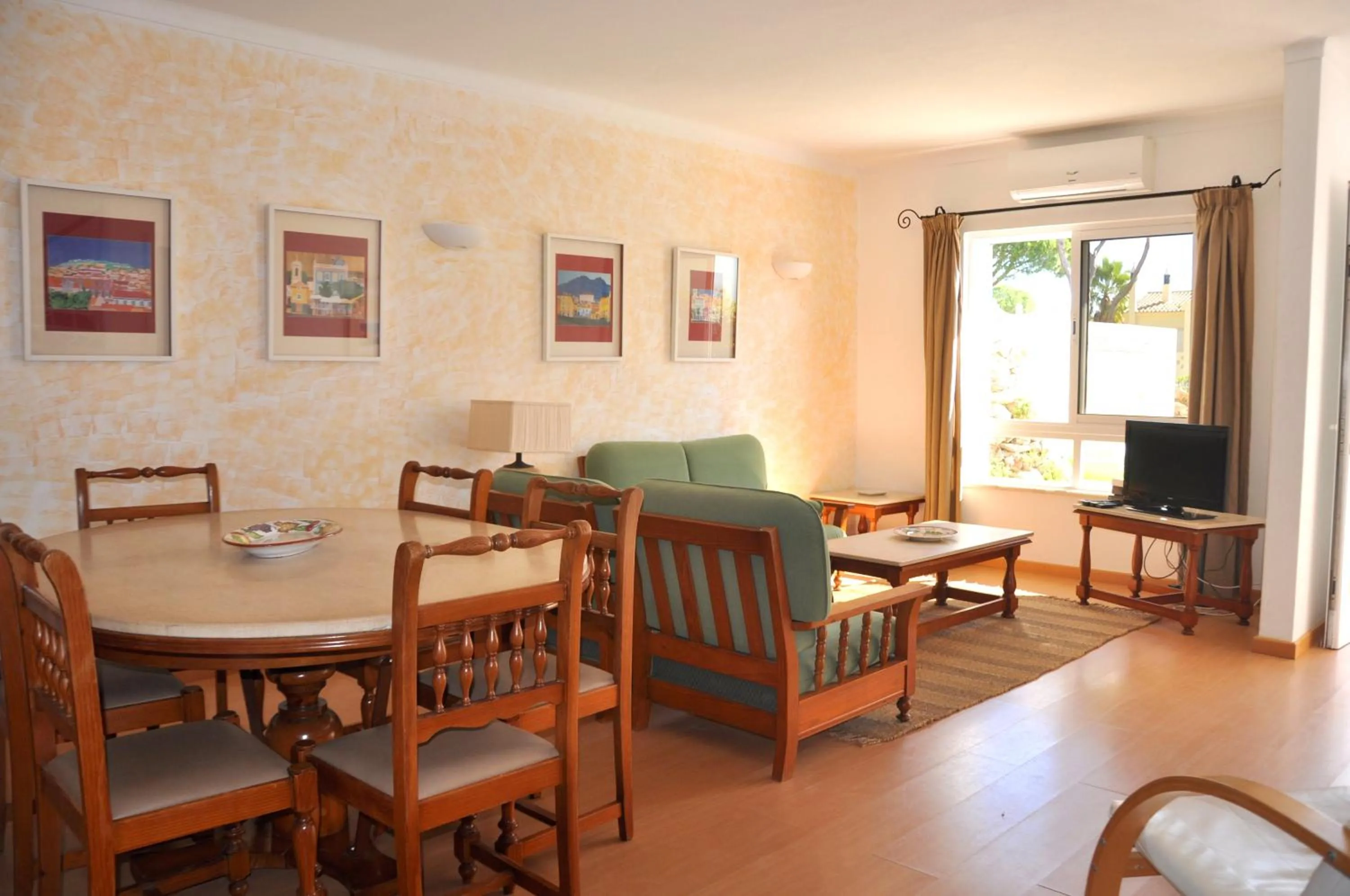 Restaurant/places to eat in Stylish and well-equipped, private pool, close to amenities, free AC and Wifi