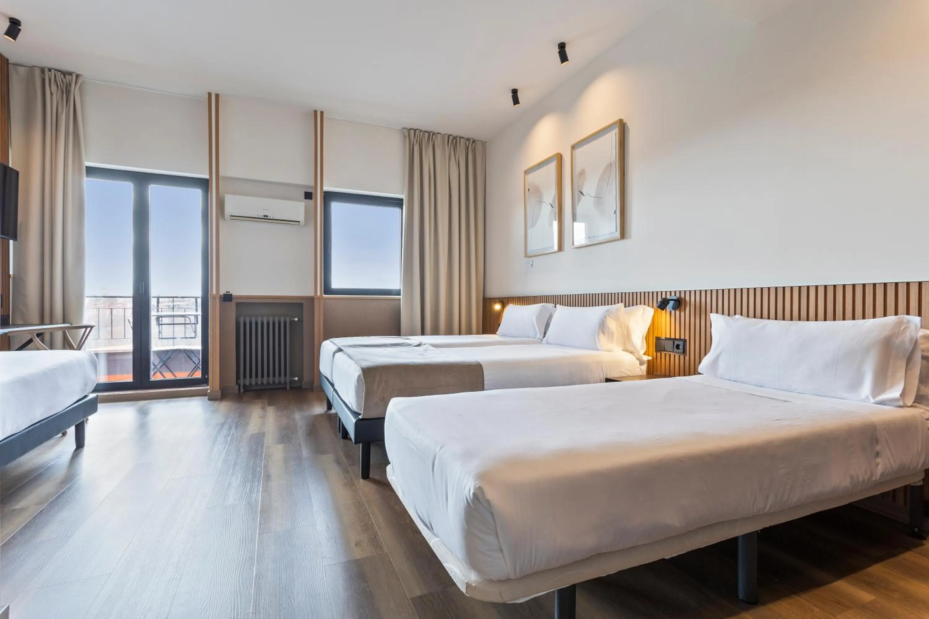 Balcony/Terrace, Bed in Hotel Acta Madfor