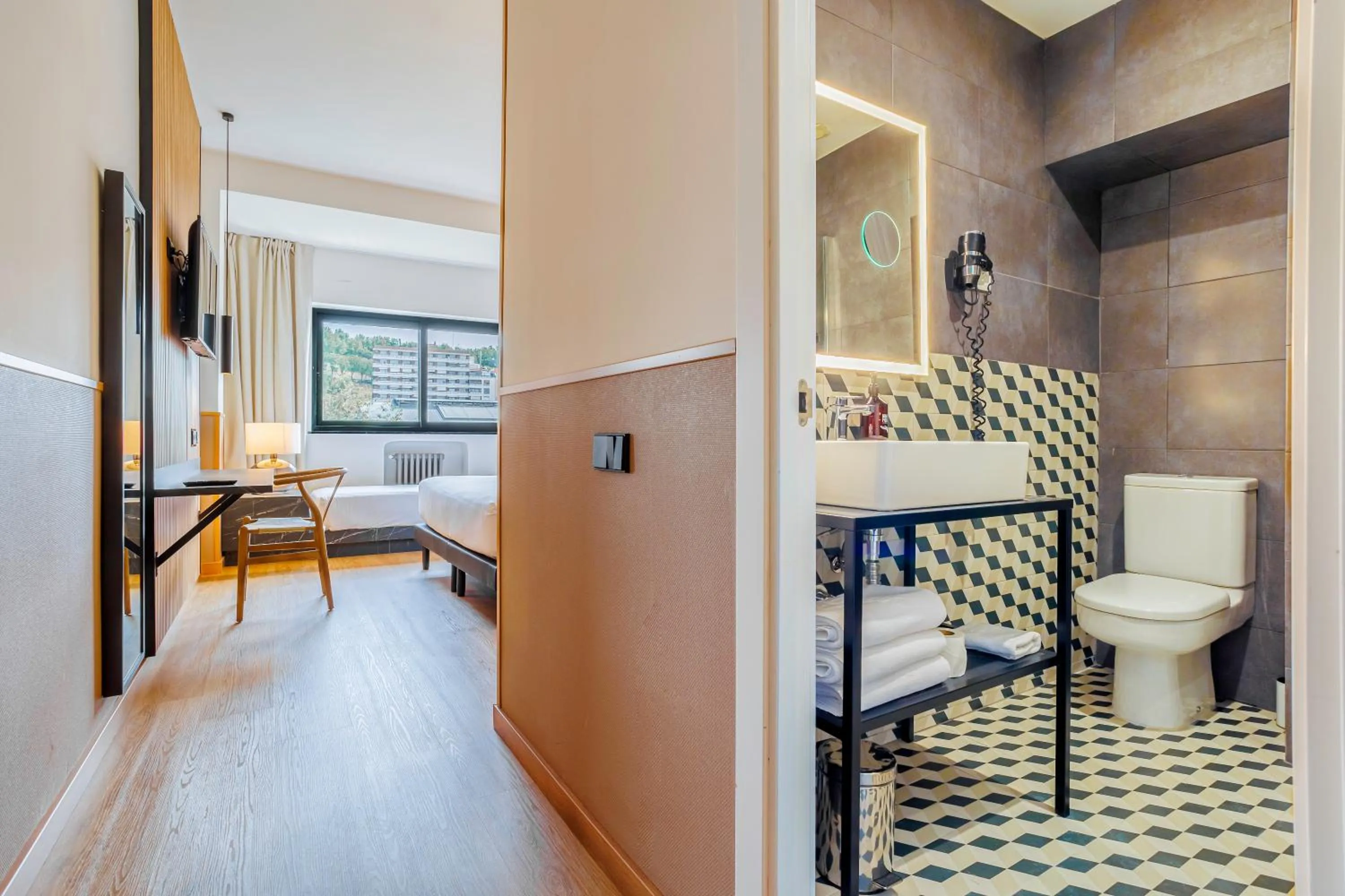 Bathroom, Bed in Hotel Acta Madfor