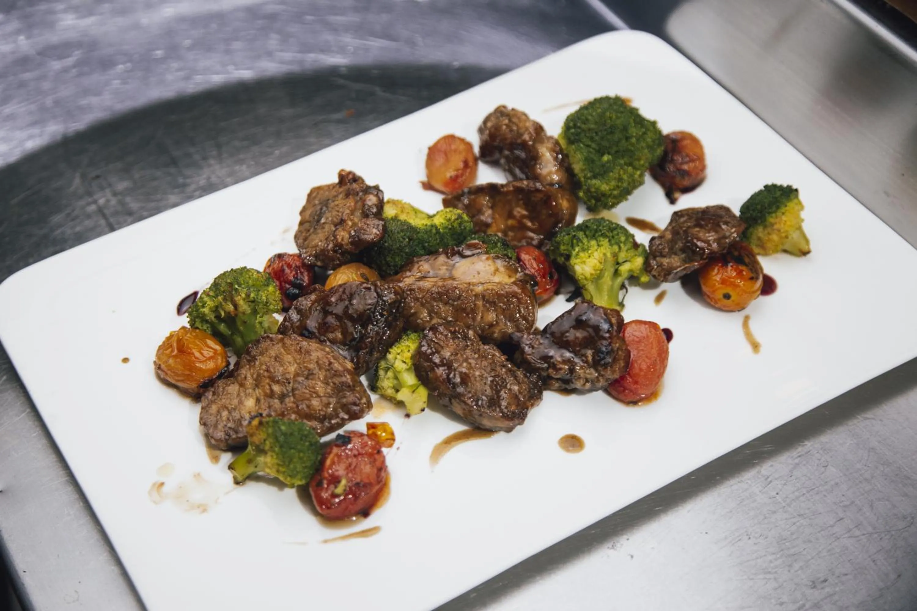 Food and drinks in Loft Osteria by Sagardi