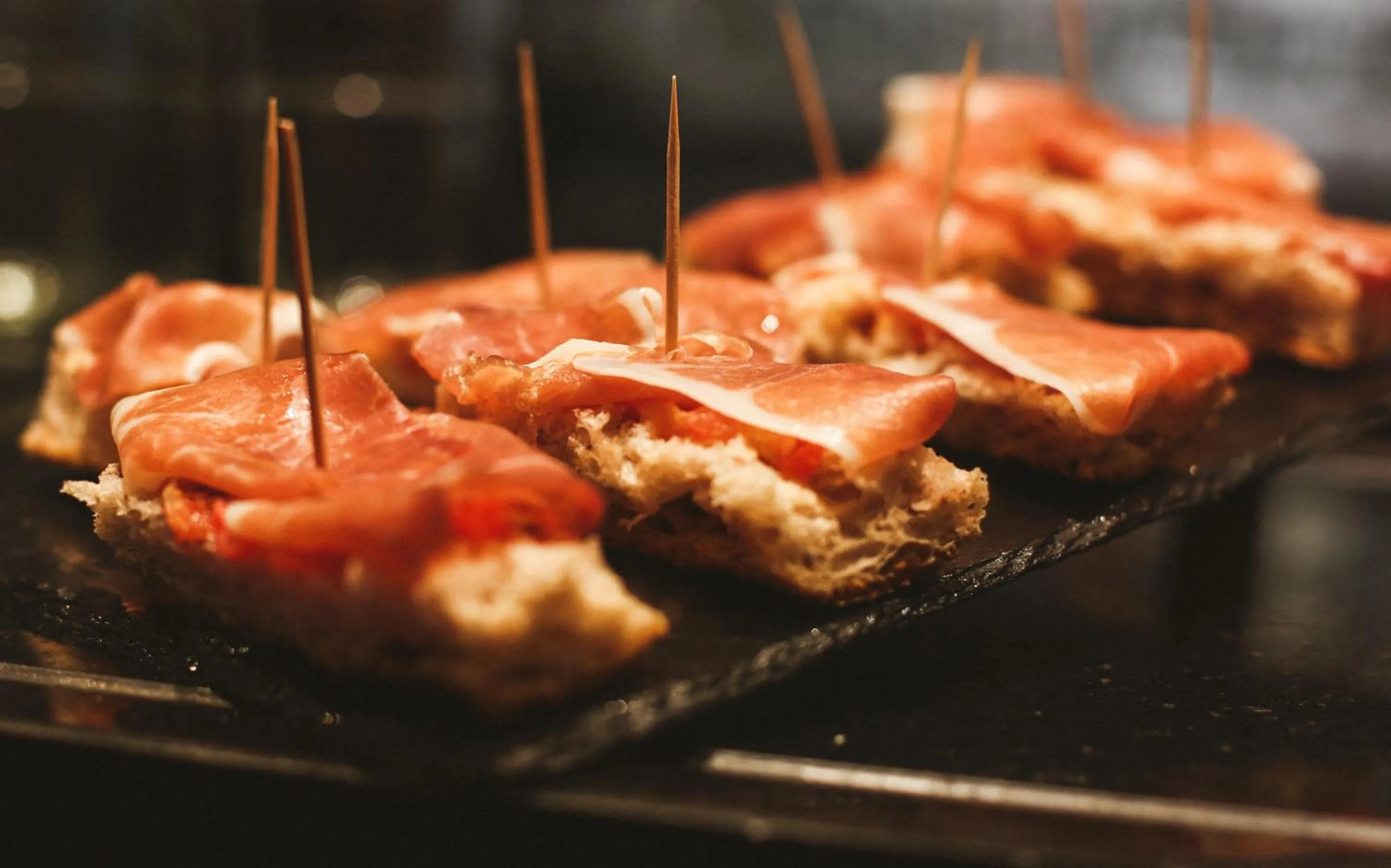 Food and drinks in Loft Osteria by Sagardi