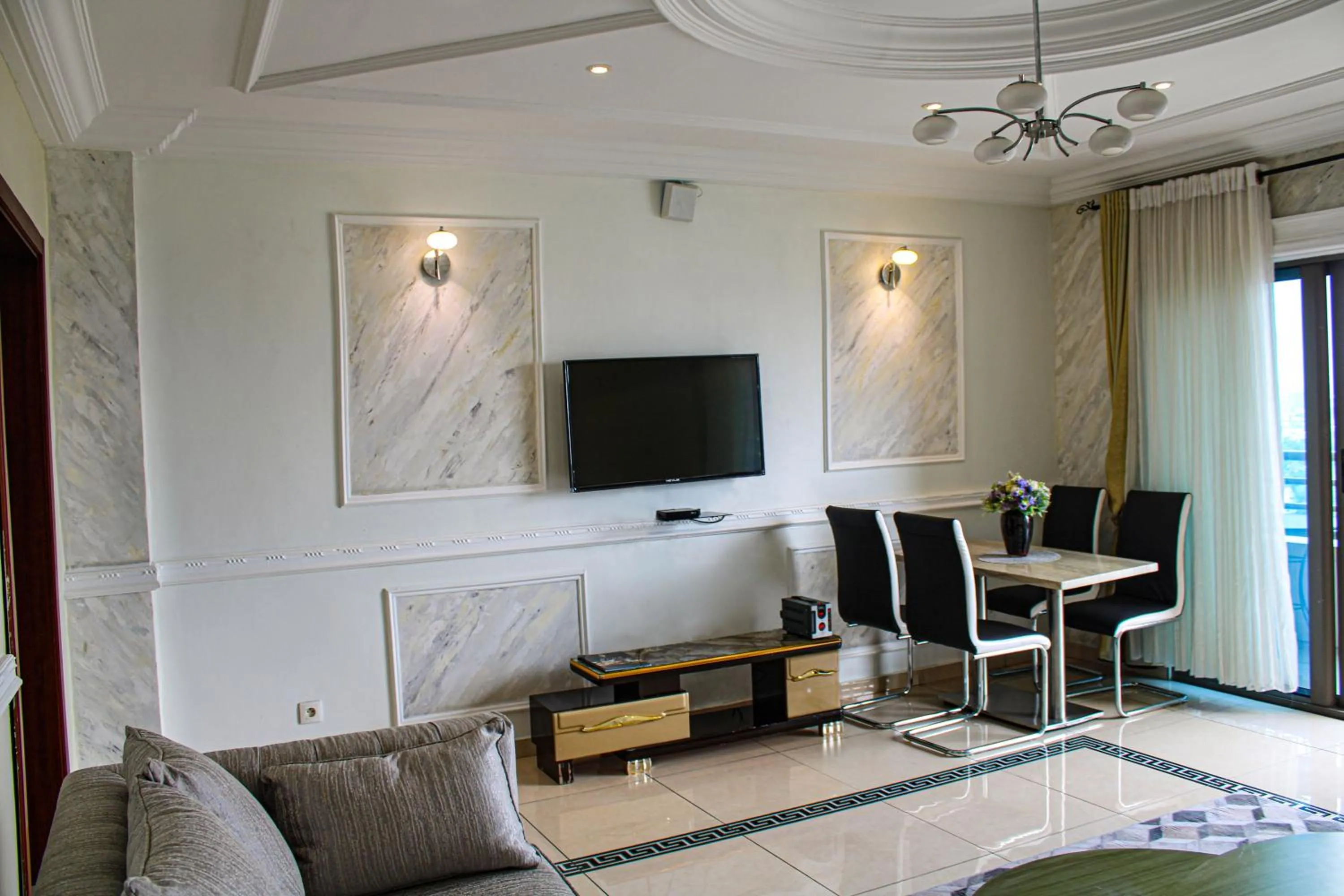 TV and multimedia in Residence Le Carat Bonapriso