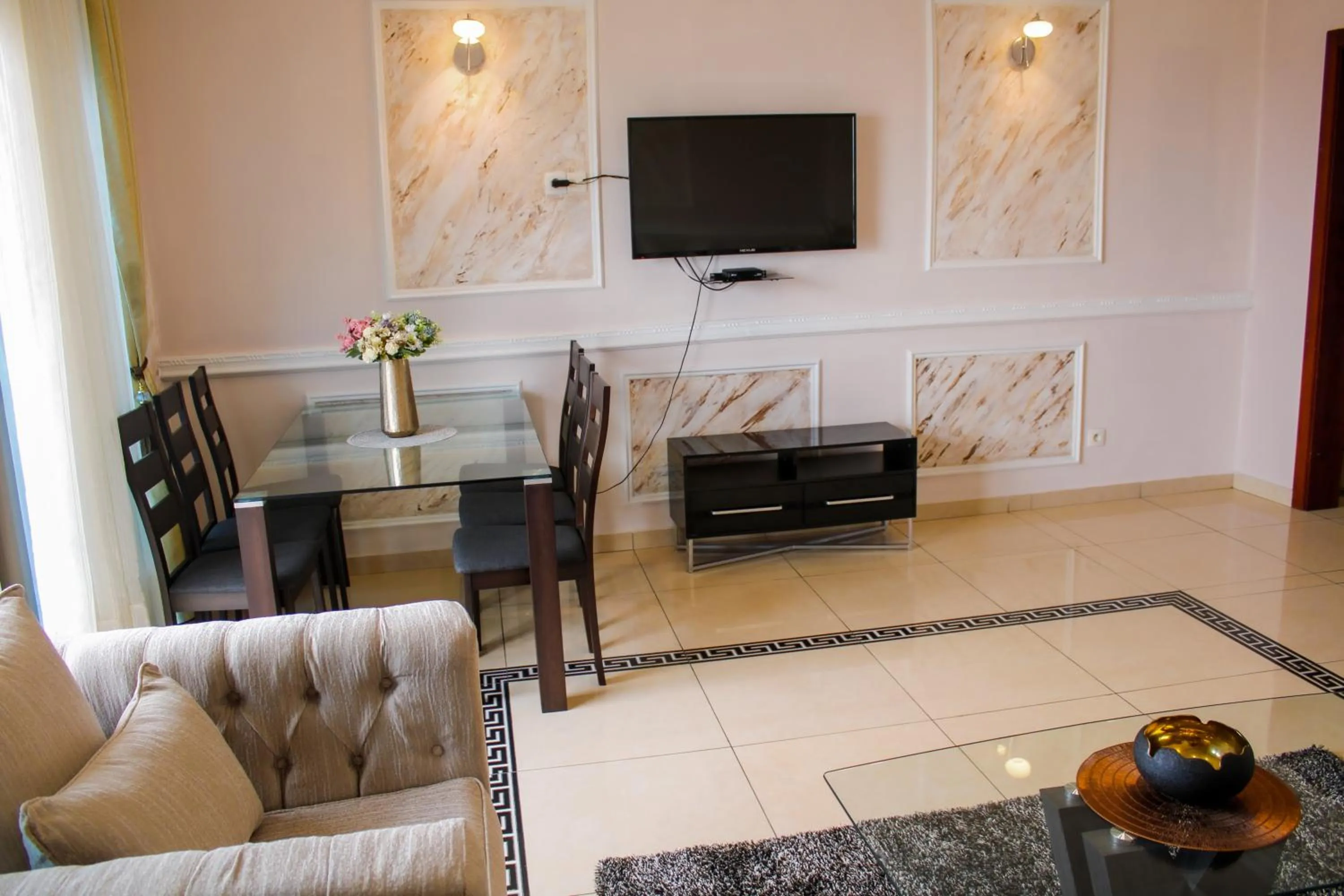 TV and multimedia in Residence Le Carat Bonapriso