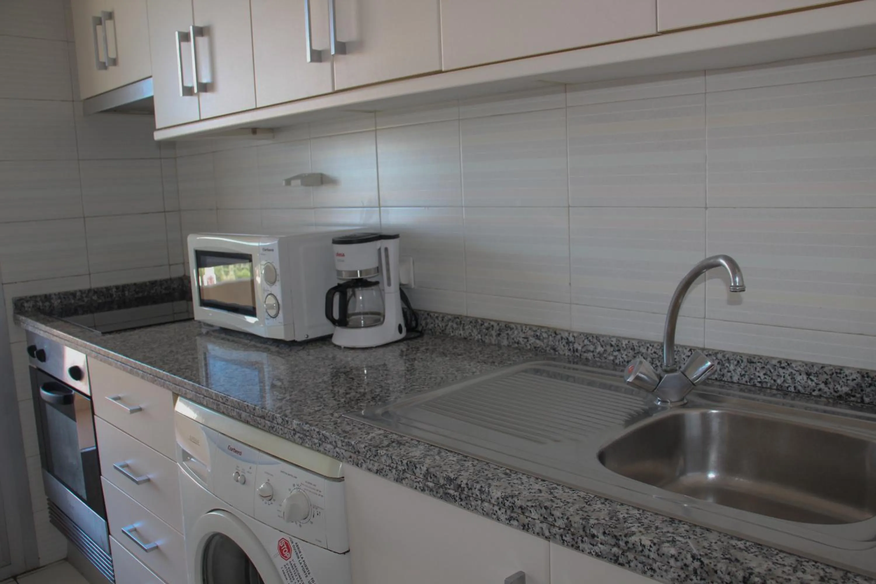 Kitchen or kitchenette in Apartamentos Turmalina Unitursa