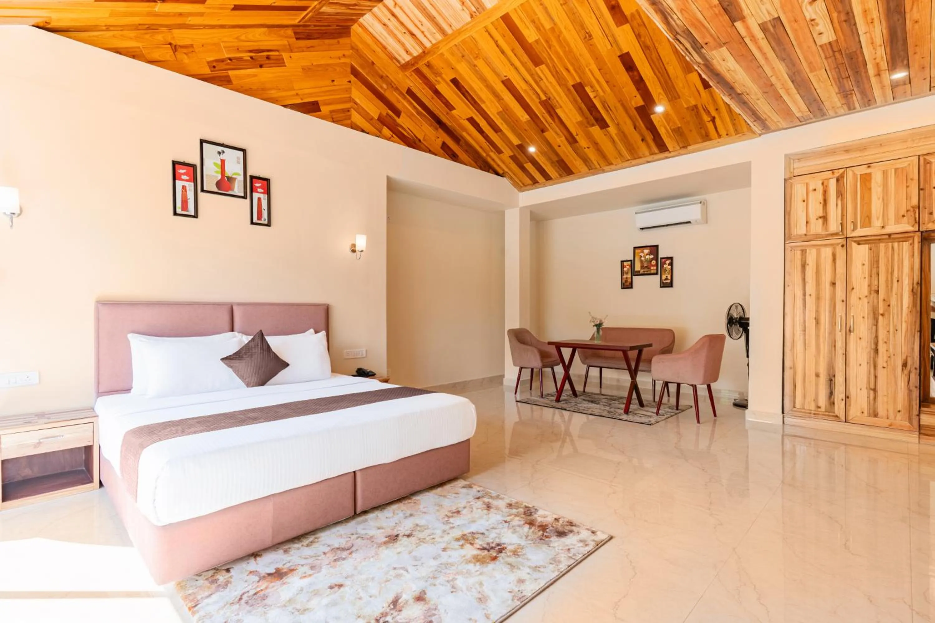 Bed in La Nicholas Lake View by Summit Hotels