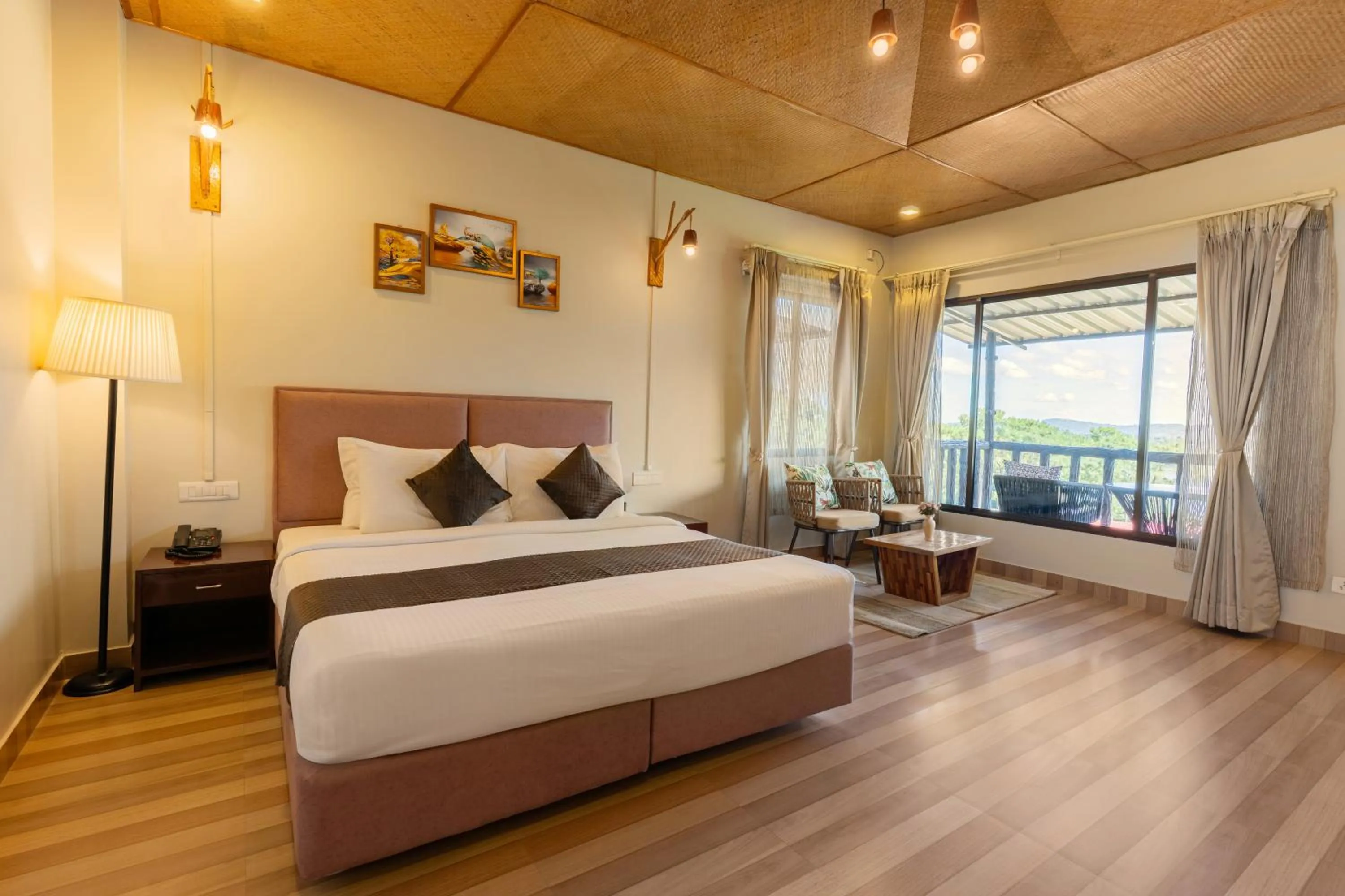 Bed in La Nicholas Lake View by Summit Hotels