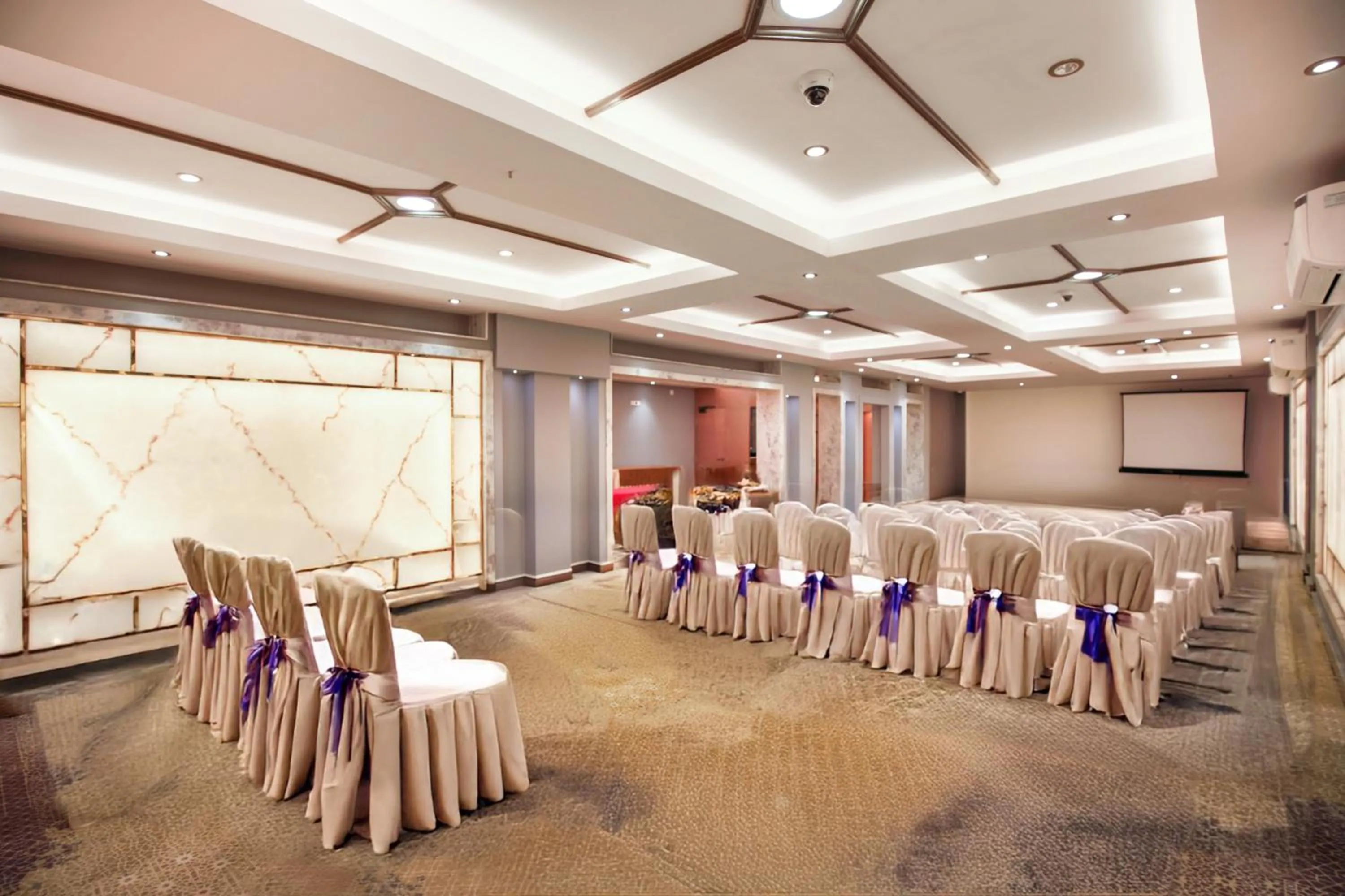 Banquet/Function facilities in La Nicholas Lake View by Summit Hotels