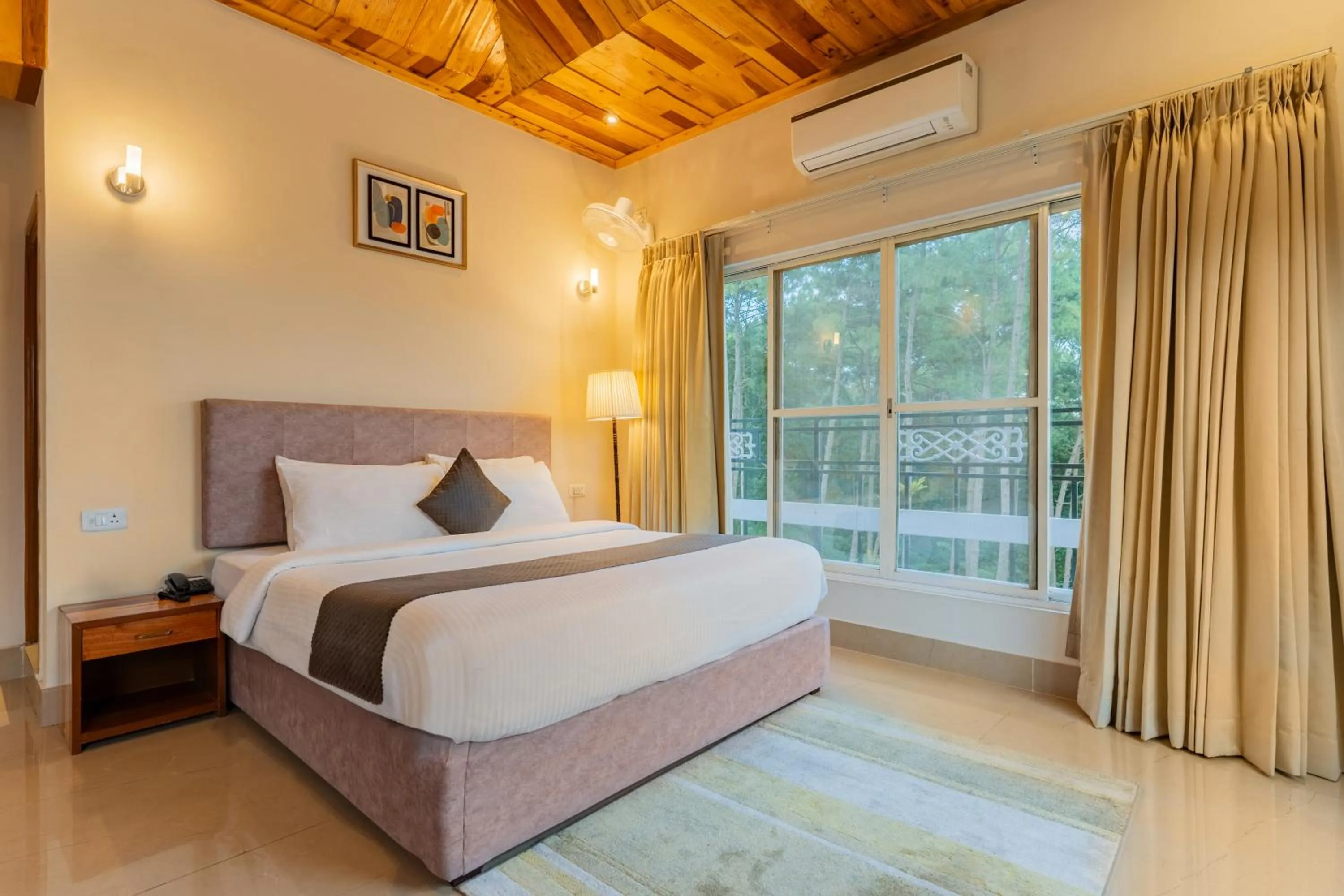 Bed in La Nicholas Lake View by Summit Hotels