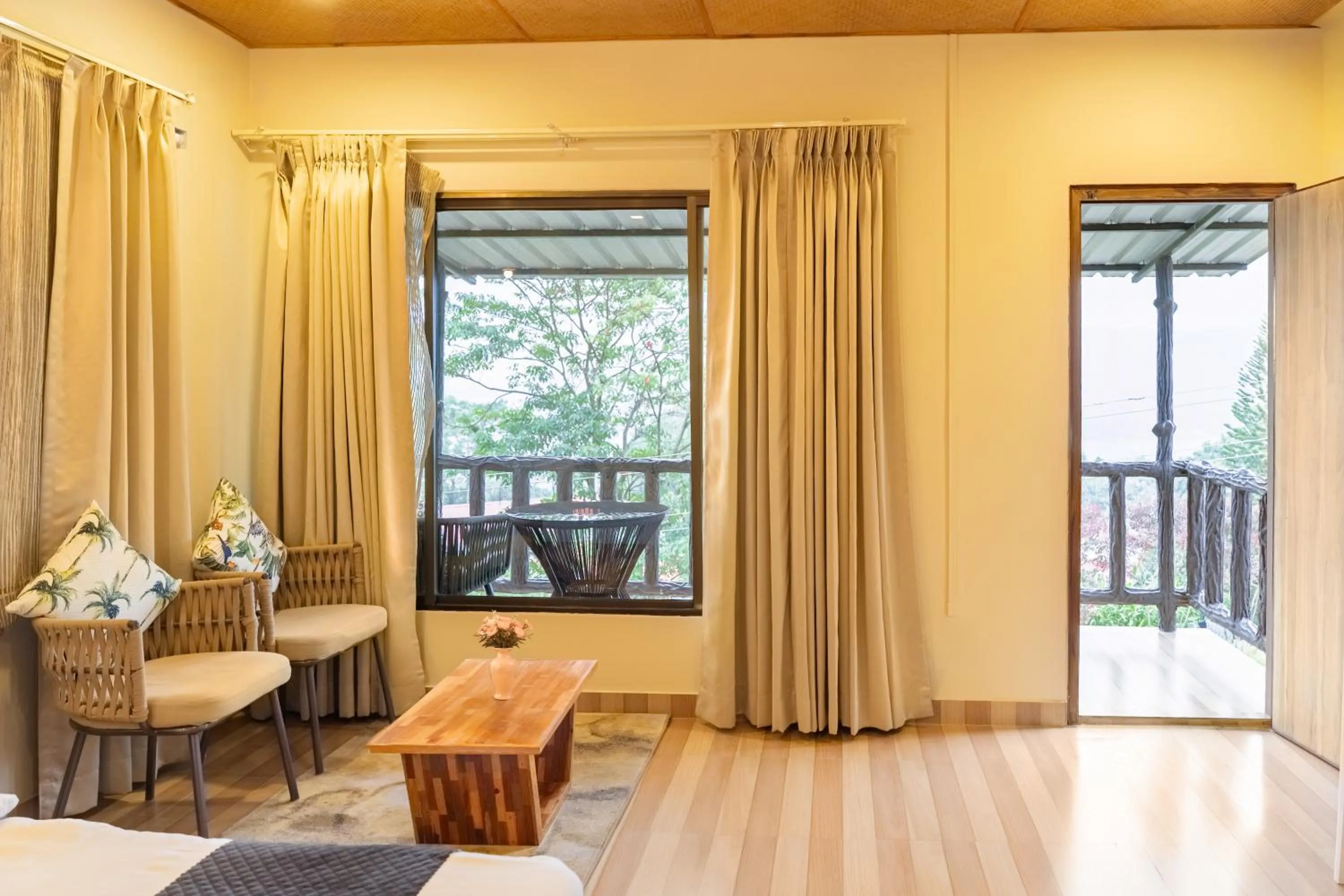 Balcony/Terrace, Bed in La Nicholas Lake View by Summit Hotels