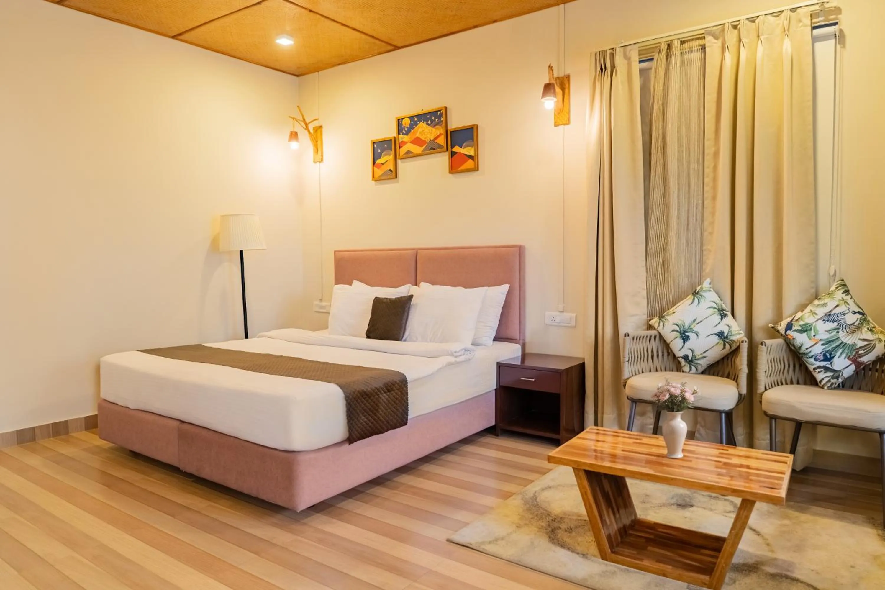 Bed in La Nicholas Lake View by Summit Hotels