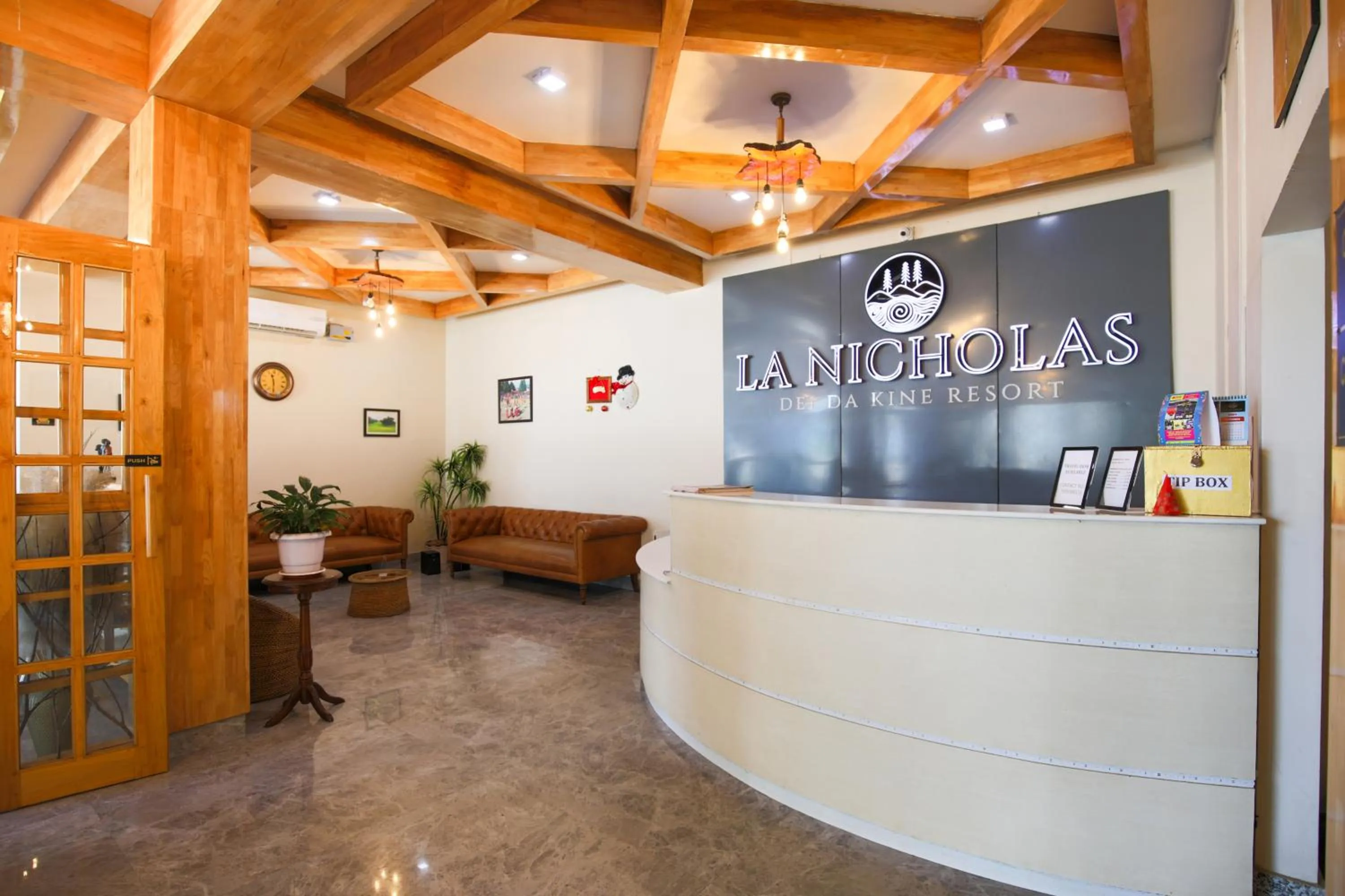 Lobby or reception in La Nicholas Lake View by Summit Hotels